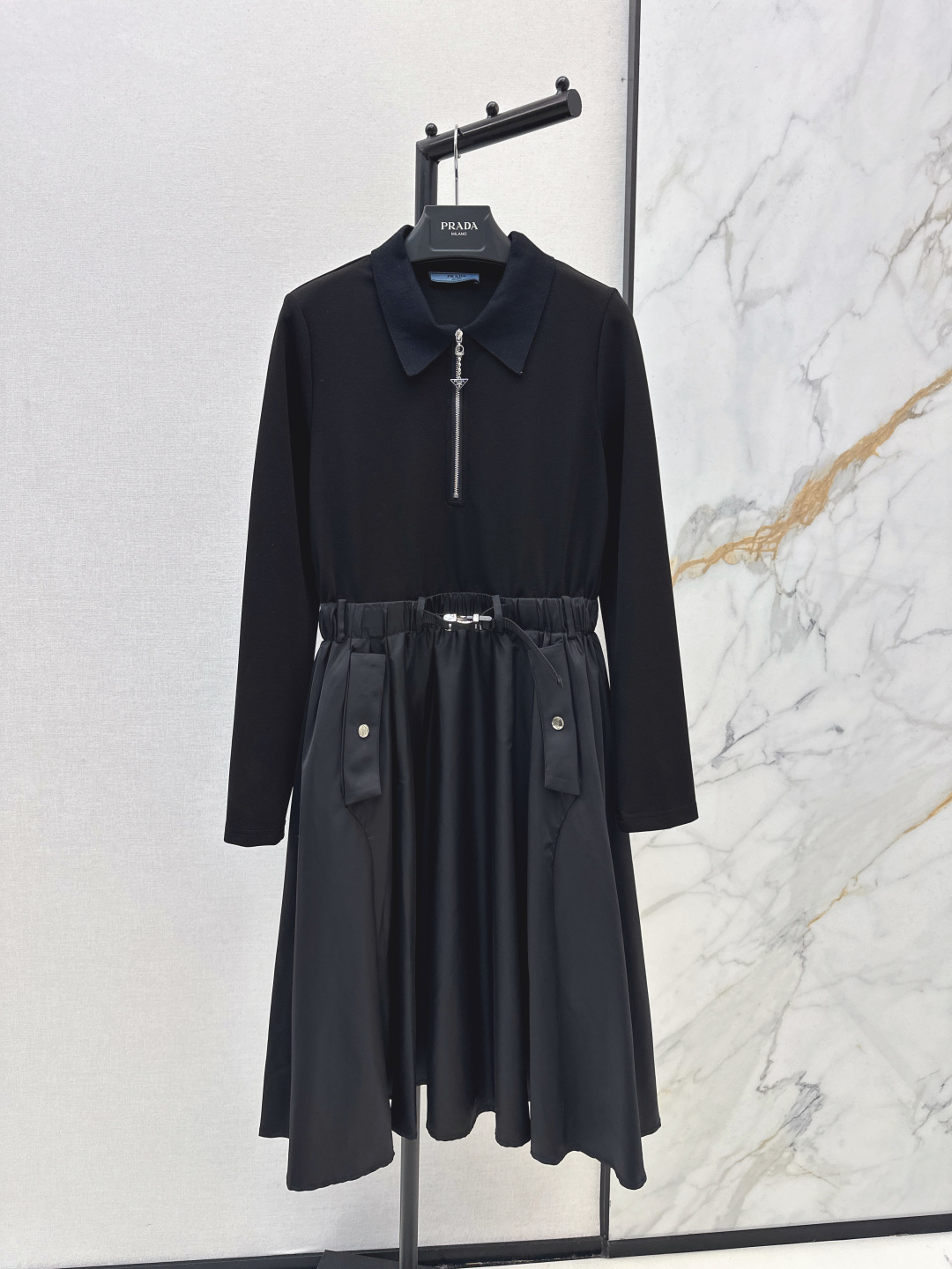 NO:751670,PD 26Ss————The latest splicing style long dress in spring and summer. The upper body is full of fashion and high-end and has its own aura. The fabric texture is very nice, fashionable and high-end. The color is super positive. The upper body is white and slim. It has a cool and handsome classic series. It can walk with wind. The upper body has full aura. The length is just right. One color ready for sale sml,,skirts,19860909PD 26Ss————春夏最新款拼接做法长款连衣裙上身就是满满的时髦高级感自带气场 面料质感很奈斯 时髦又高级 颜色超级正 上身显白又显瘦 自带酷帅感的经典系列 走路都带风 上身气场全开 长度恰到好处 一色现货发售sml,,skirts,,Women's clothing