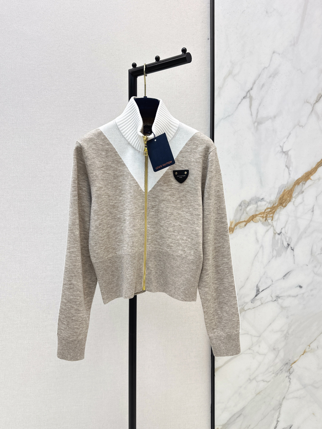 NO:751666,L family 26Ss————The latest spring and summer logo-decorated stand-up collar sweater stand-up collar zipper jacket with triangle brand logo cowhide leather tag embellishment on the chest. Full sense of luxury. Off-white contrasting color design on the upper body brings an age-reducing atmosphere. Exclusive custom-made imported yb sheep wool blend material. Casual jacket style is not picky on the upper body, showing high-end temperament. Hardware is stamped with brand logo. Detail processing is completely online. One color ready for sale sml,, louis vuitton, jackets & coats, jackets &  coats, cowhide,19860909L家 26Ss————春夏最新款徽标装饰立领针织衫立领拉链外套胸前做三角品牌徽标牛皮革皮牌点缀 高级感拉满 米白撞色设计上身自带减龄气息 独家定制进口yb绵羊毛混纺材质 休闲夹克版型不挑人上身显高级气质 五金做品牌徽标钢印 细节处理完全在线 一色现货发售sml,,louis vuitton,jackets & coats,jackets & coats,cowhide,,Women's clothing