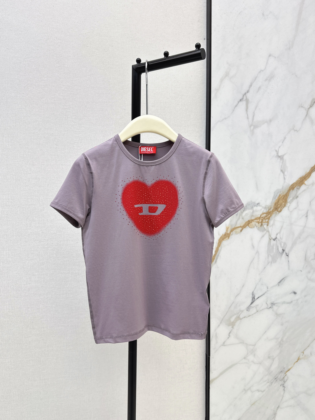 NO:751664,Fashionable design 26Ss————The latest casual T-shirt with love pattern and rhinestone decoration in early spring. It is very dense and feels super good. It is a really hard-working one. The details are perfect. The regular version. The upper body is not attractive at all. It is simple and generous. It instantly enhances your temperament. Two colors are available for sale in sml, tees and t-shirt.19860909时髦设计 26Ss————早春最新款爱心图案烫钻装饰休闲T恤 密度很高手感超好 真的费劲心血的一款 细节完美 常规版型 上身完全不挑人简单大方 瞬间提升气质 两色现货发售sml,,tees，t-shirt,,Women's clothing