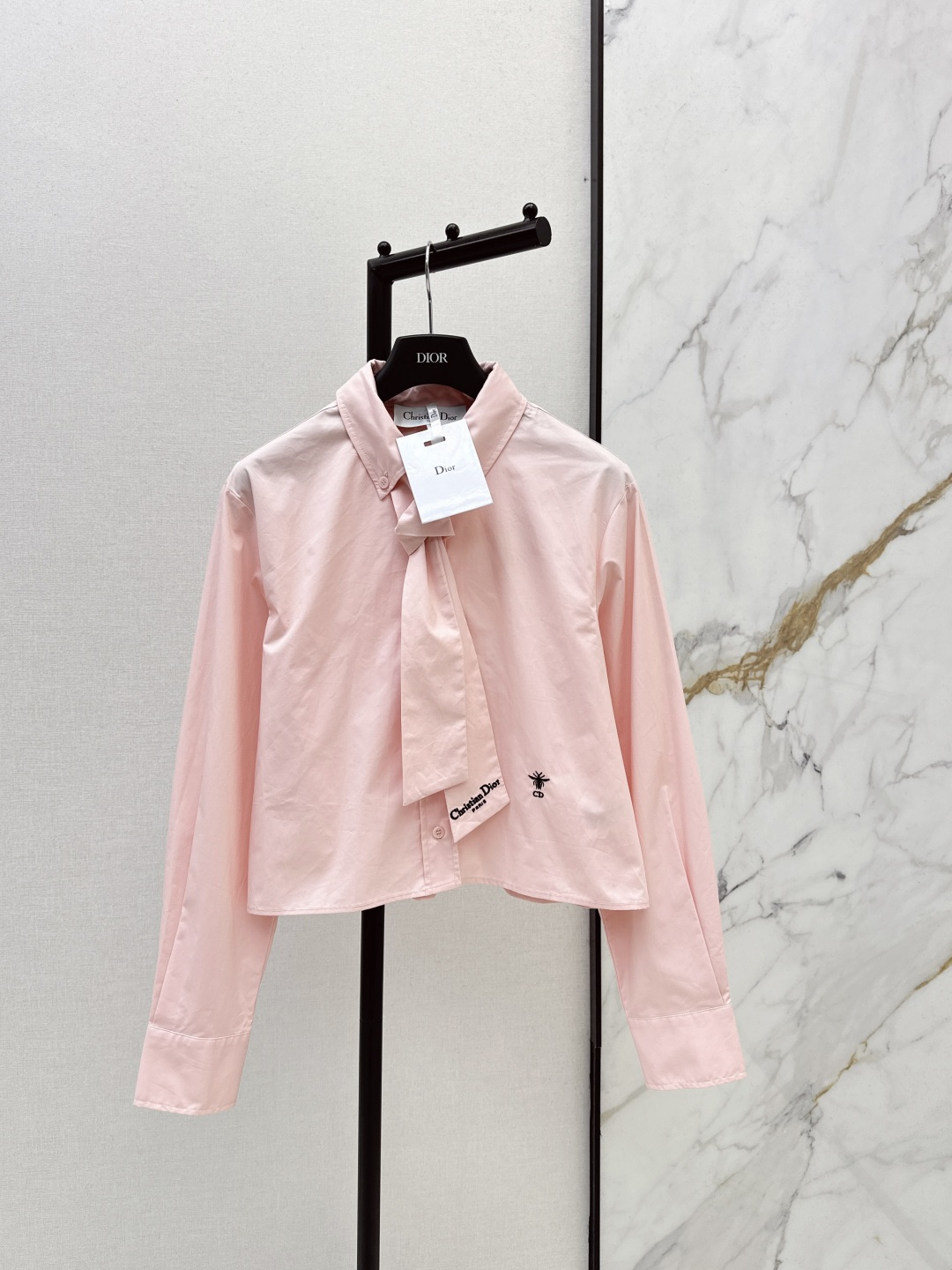 NO:751681,Age-reducing style CD 26Ss————The latest style of spring and summer logo letter embroidered ribbon shirt is a great-looking lace-up design, casual and lazy, comes with blogger street style, and can also divide the sense of golden body proportions. It is a must-have for daily wear. It is very popular. Two colors are available for sale sml, shirts, gold,19860909减龄造型感 CD 26Ss————春夏最新款logo字母刺绣飘带衬衫版型是巨好看的系带设计 休闲慵懒 自带博主街拍范 又可以分割黄金身材比例感 日常穿搭必备 很出片 两色现货发售sml,,shirts,gold,,Women's clothing