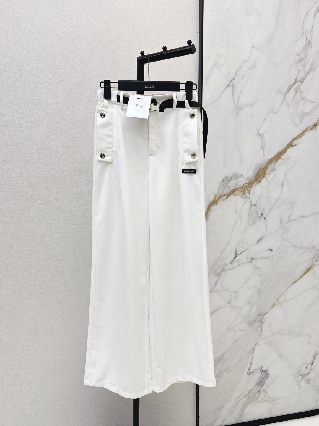 NO:751677,Exclusive debut of PD 26Ss - the latest elastic waist nylon straight pants in early spring. Straight high waist cut with wind when walking. Imported recycled nylon fabric. Functional wind buckle. New design of large pockets. Versatile style. Not picky. The upper body looks slimmer. Two colors available for sale sml,,19860909独家首发 PD 26Ss————早春最新款松紧腰尼龙直筒裤 直筒高腰剪裁走路带风 进口再生尼龙面料 机能风插扣 大口袋全新设计 版型百搭不挑人上身巨显瘦 两色现货发售sml,,,Women's clothing