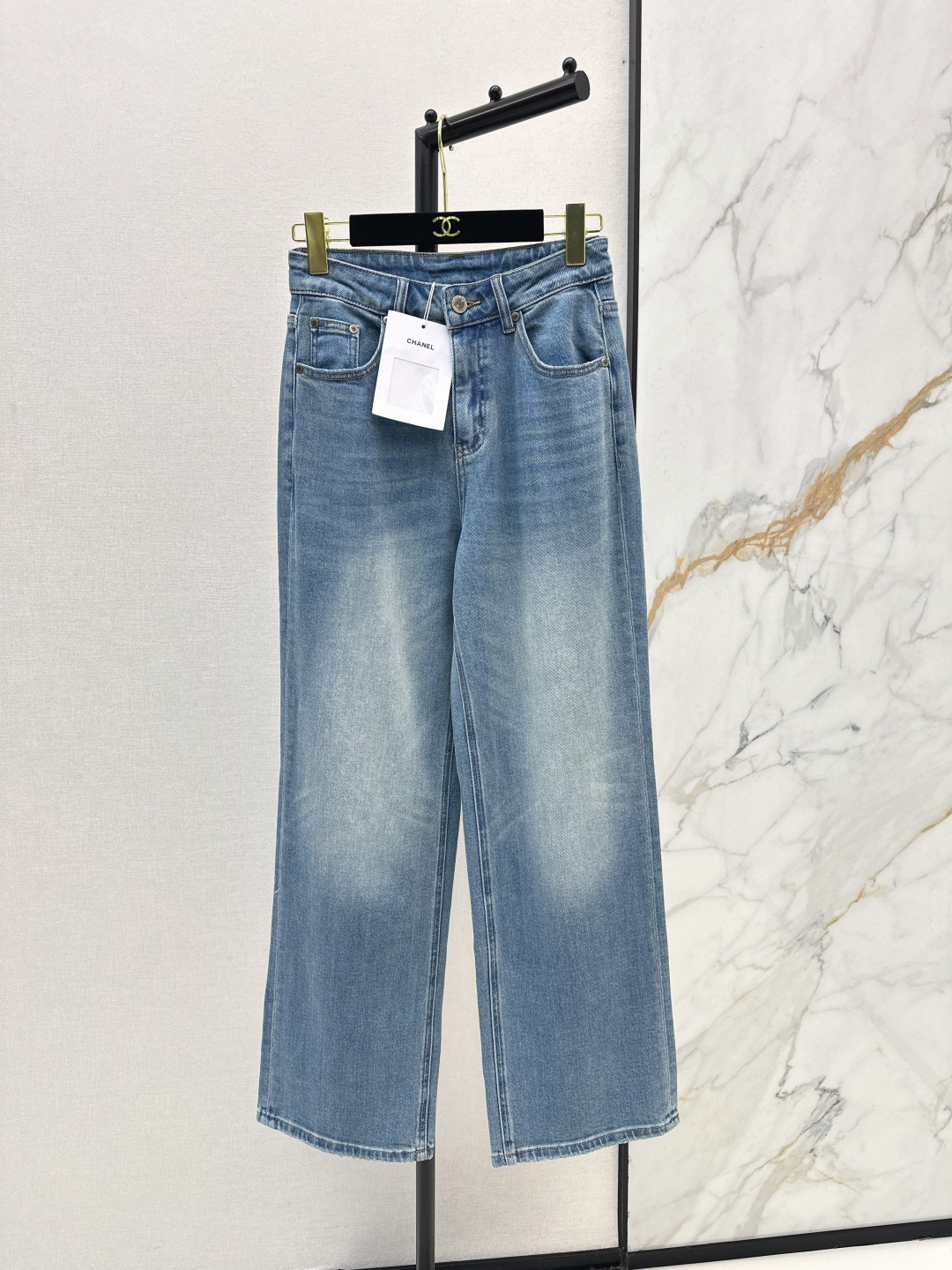 NO:751675,C's 26Ss - the latest straight-leg jeans for early spring. The whole piece is three-dimensional. It is all-around exquisite and can be worn by celebrities. The upper body is super covered and slimming. The proportion of the legs is super stretched. It is a great item to match. It is simple and refreshing. It has a refreshing and fashionable sense of high-end. It is elegant and fashionable in daily life. It is very versatile. The color is very good-looking. The fabric is high-end and texture. A must-have for dates and shopping. Two colors are available for sale smlxlxxl,,chanel,jeans,19860909C家 26Ss————早春最新款直筒牛仔裤 整件立体剪裁 全方位精致做明星穿搭 上身超级遮肉显瘦 超拉腿部比例 巨好搭配的单品 简简单单 穿出清爽时髦的高级感 日常优雅又时髦巨百搭 颜色很好看 面料高级又有质感 约会逛街必备 两色现货发售smlxlxxl,,chanel,jeans,,Women's clothing