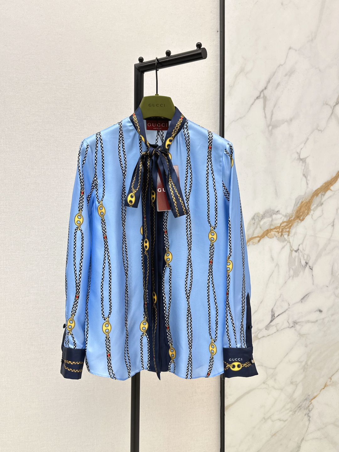 NO:751673,Gu 26Ss - the latest early spring new product in light blue GG chain printed silk shirt. It has a flowing glossy temperament and a contrasting color ribbon tie positioning print design. The upper body is very slim. Elegant, fashionable and advanced tone. The ribbon ribbon bow on the neckline can be tied freely. It is the visual focus of the whole shirt. It adds elegance and agility. The overall design is gorgeous and full of retro feeling. One color ready for sale sml,, shirts, real silk,19860909Gu 26Ss———春夏最新款早春新品浅蓝底GG链条印花真丝衬衫 自带流动光泽感气质撞色飘带领结定位印花设计 版型上身巨显瘦 优雅时髦又高级的调调 领口飘带蝴蝶结可自由系结 是整件衬衫的视觉焦点 增添了优雅与灵动 整体设计华丽又充满复古感 一色现货发售sml,,shirts,real silk,,Women's clothing