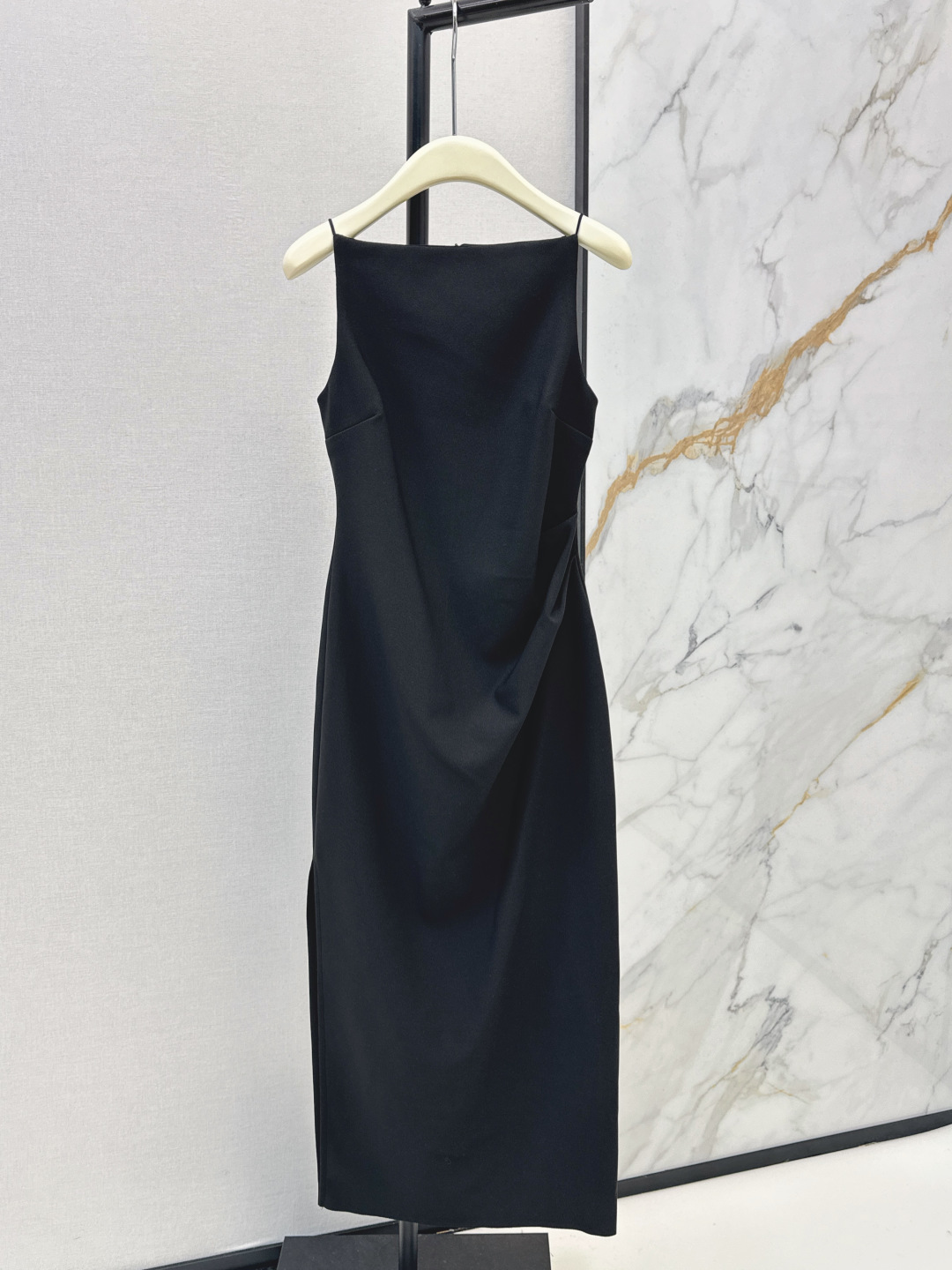 NO:751667,Fashionable design 26Ss - the latest spring and summer suspender pleated dress. Irregular swing collar + side pleat design. Slim, slim, elegant and a little sexy. Moderate skirt length. Side slits for easy movement. Suitable for all body types. Lavender purple tone is low-key and luxurious. It can be easily worn at weddings, parties and dinners. Paired with high heels or exquisite accessories, it will make you look more elegant. Three colors are on sale now: smlxl, high heels, skirts,19860909时髦设计 26Ss————春夏最新款吊带褶皱连衣裙 不规则荡领+侧边褶皱设计 修身显瘦优雅又带点小性感 裙长适中 侧边开叉方便活动 适合各种身材 薰衣草紫色调低调奢华 婚礼派对晚宴都能轻松驾驭 搭配高跟鞋或精致配饰 气质直接拉满 三色现货发售smlxl,,high heels,skirts,,Women's clothing