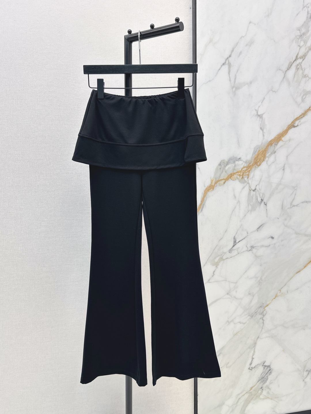 NO:751665,Fashionable design 26Ss————The latest fake two-piece bell-bottom pants for spring and summer. The upper part is in the shape of a mini skirt with side slit details. The lower part is slightly flared trousers. It visually creates a layered effect of skirt + trousers. It is very layered. The fabric texture is comfortable and drapey and is not easy to wrinkle. It is very suitable for daily wear. It has a strong sense of design and is a fashionable and practical item. One color ready for sale smlxl,,skirts,19860909时髦设计 26Ss————春夏最新款假两件式喇叭裤 上半部分是一条迷你短裙的造型有侧开衩细节 下半部分则是微喇长裤 视觉上营造出裙+裤的叠穿效果 非常有层次感 面料质感舒适有垂坠感不易起皱 很适合日常穿着 设计感很强是兼具时髦与实穿的单品 一色现货发售smlxl,,skirts,,Women's clothing