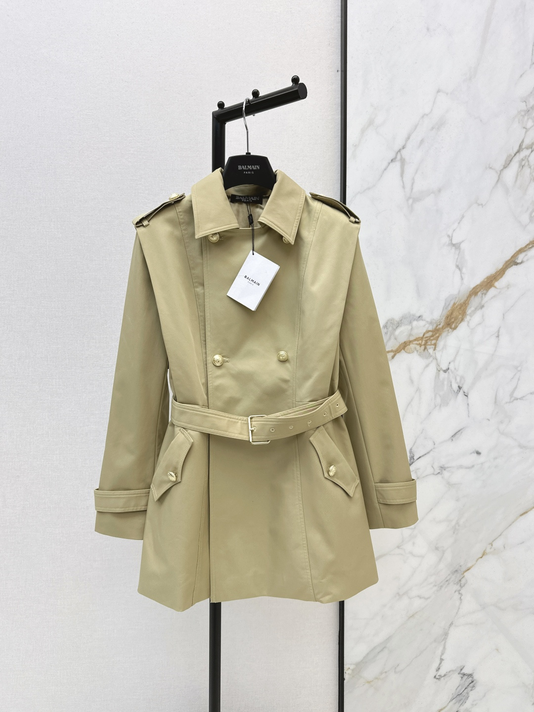 NO:751662,Bal 26Ss————The latest style of double-breasted mid-length windbreaker with gold buttons in early spring. A super stylish windbreaker. If you want to have style when going out on the street, this is what you need. It is so needed in early autumn. It is super photogenic. It has a proper star style. The classic and unobtrusive mid-length style has a retro fashion sense. It is available in one color, sml,, jackets & coats,19860909Bal 26Ss————早春最新款双排金扣中长款风衣外套超级有范的风衣 行走的气场 出街想要有范就靠这一件了 早秋太需要了 拍照超级出片 妥妥的明星范 经典不挑人的中长款版型 有种复古的时髦感 一色现货发售sml,,jackets & coats,,Women's clothing