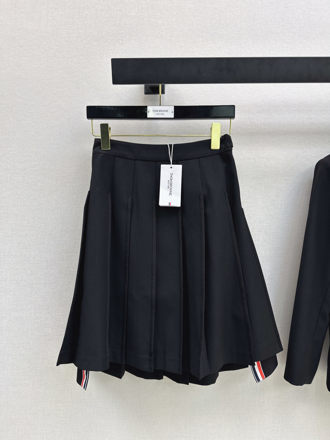 NO:751659,Exclusive model ~ TB 26Ss - the latest versatile black age-reducing suit for early spring. Loose-fit blazer + mid-length pleated skirt. The classic single-breasted design easily creates a fashionable accent ~ three-dimensional tailoring with a natural waistline that is not picky. The upper body can be sweet or salty, calm yet playful. The texture of imported wool fabric is great. Recommended to match. Developed in one color. Ready for sale sml,, skirts, jackets & coats, business suit,19860909独家款～ TB 26Ss————早春最新款百搭黑色系减龄套装宽松廓形西装外套+中长款摆褶半裙 经典单排扣设计轻松打造出时尚腔调～立体剪裁自然收腰版型不挑人 上身可甜可盐沉稳中不失俏皮 进口羊毛面料质感超赞 推荐一套搭配 一色分开发 现货发售sml,,skirts,jackets & coats,business suit,,Women's clothing