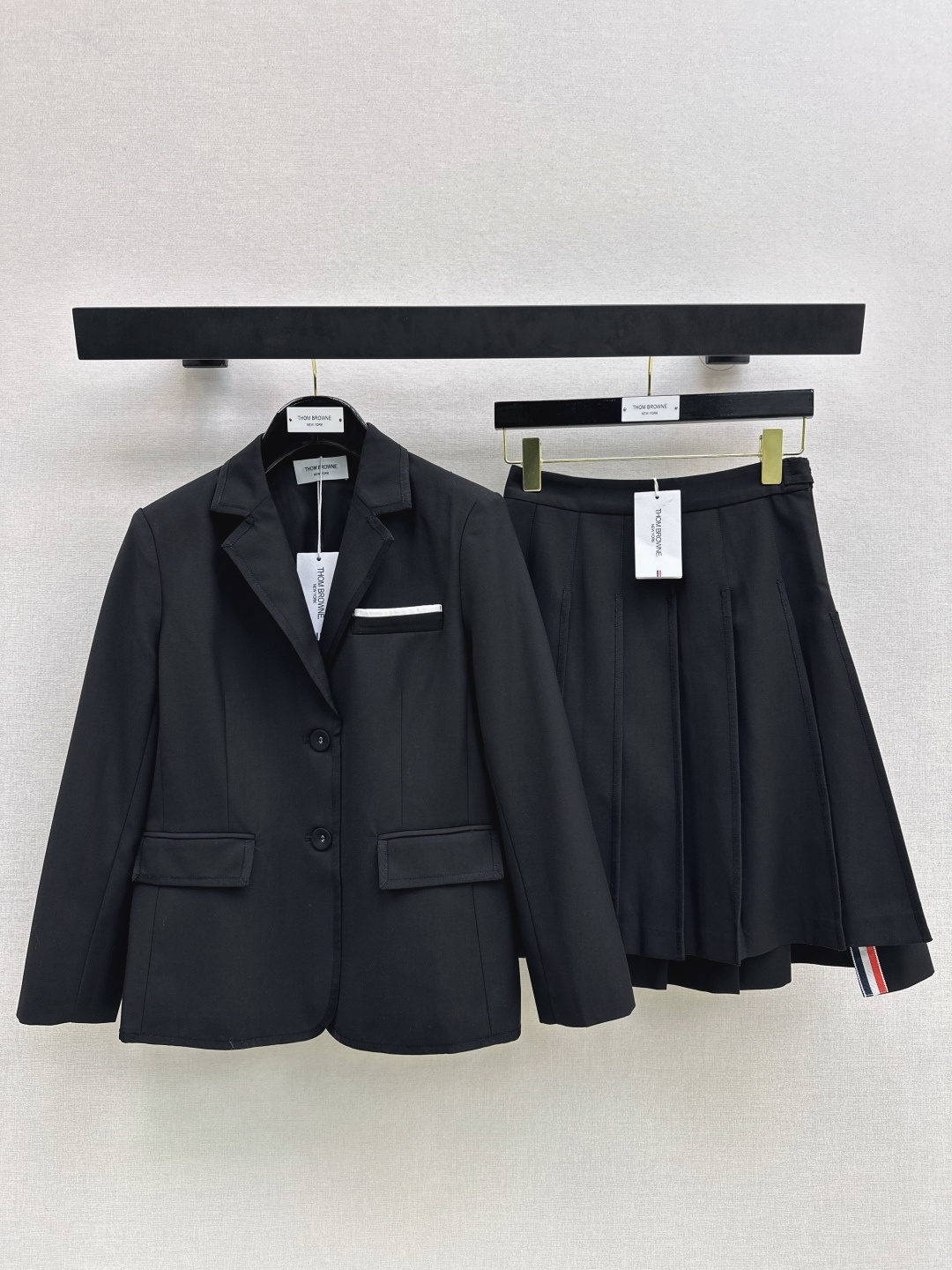 NO:751656,Exclusive model ~ TB 26Ss————The latest versatile black age-reducing suit for early spring. Loose-fit blazer + mid-length pleated skirt. Classic single-breasted design easily creates a fashionable accent. Three-dimensional tailoring, natural waist, not picky. The upper body can be sweet or salty, calm yet playful. The texture of imported wool fabric is great. Recommend a set. Developed in one color. Ready for sale in sml. Outside,,skirts,jackets & coats,business suit,19860909独家款～ TB 26Ss————早春最新款百搭黑色系减龄套装宽松廓形西装外套+中长款摆褶半裙 经典单排扣设计轻松打造出时尚腔调～立体剪裁自然收腰版型不挑人 上身可甜可盐沉稳中不失俏皮 进口羊毛面料质感超赞 推荐一套搭配 一色分开发 现货发售sml 外,,skirts,jackets & coats,business suit,,Women's clothing