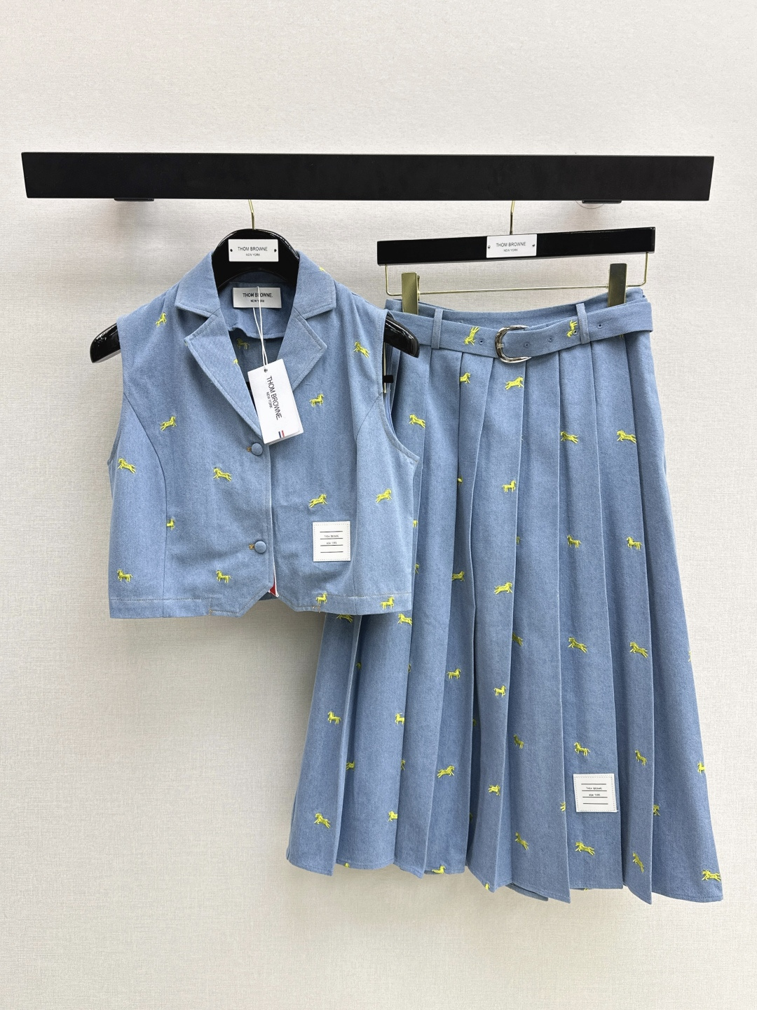 NO:752143,TB 26Ss——————The latest age-reducing suit for spring and summer, short vest + pleated skirt. A must-have for fashionistas. This outfit is particularly powerful. It can create a taller and slimmer upper body effect at will. American high street handsome and casual temperament. Highly recommended for personal use. The texture of imported fabrics is great. Available in one set. Two colors available for sale sml,,skirts,19860909TB 26Ss—————春夏最新款减龄套装小短款马甲+压褶半裙 时髦精必入 这穿搭的功能特别强大 随意打造显高显瘦的上身效果 美式高街帅气随性气质 强烈推荐自留款 进口面料质感超赞 一套出 两色现货发售sml,,skirts,,Women's clothing