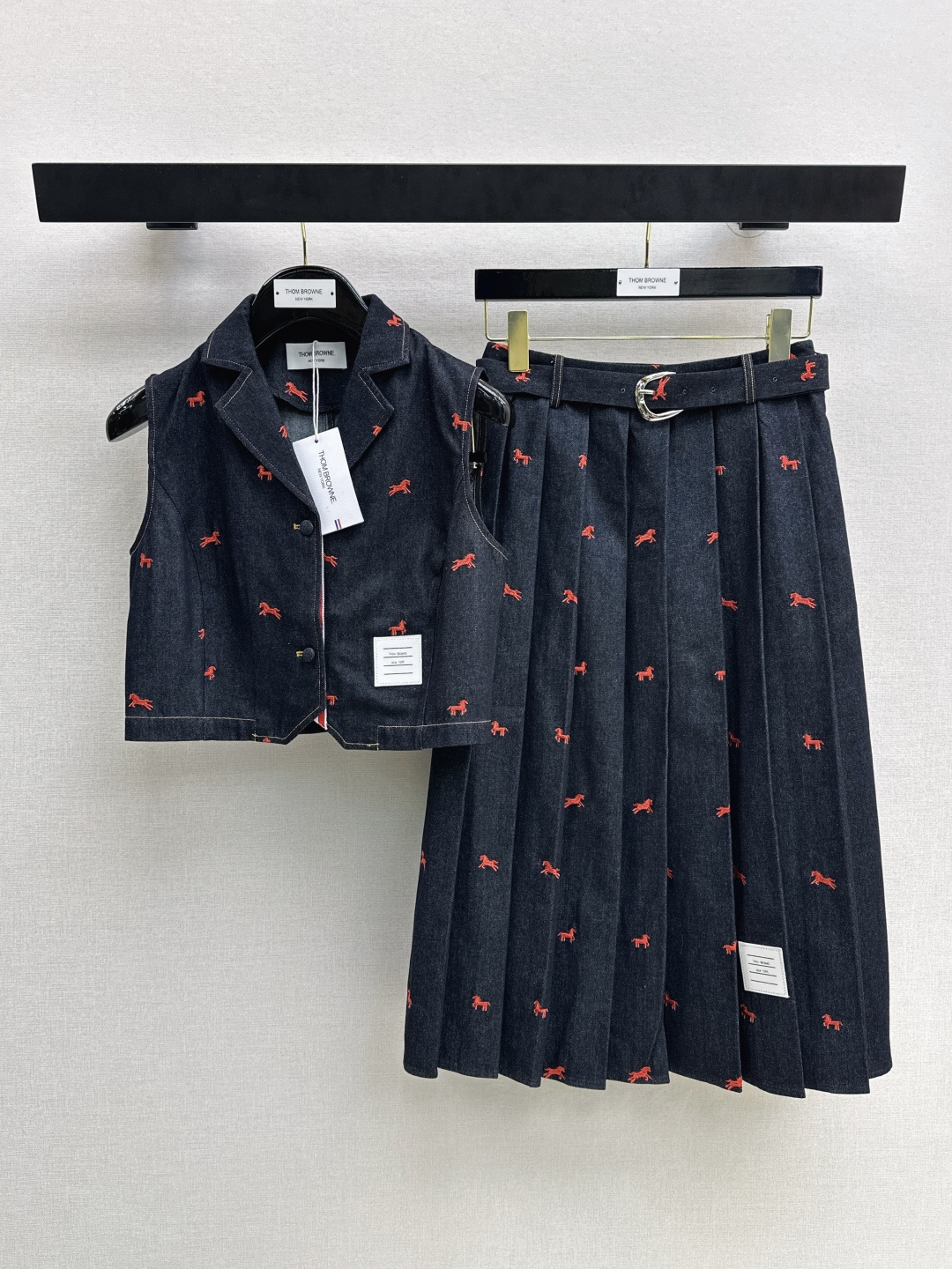 NO:752140,TB 26Ss——————The latest age-reducing suit for spring and summer, short vest + pleated skirt. A must-have for fashionistas. This outfit is particularly powerful. It can create a taller and slimmer upper body effect at will. American high street handsome and casual temperament. Highly recommended for personal use. The texture of imported fabrics is great. Available in one set. Two colors available for sale sml,,skirts,19860909TB 26Ss—————春夏最新款减龄套装小短款马甲+压褶半裙 时髦精必入 这穿搭的功能特别强大 随意打造显高显瘦的上身效果 美式高街帅气随性气质 强烈推荐自留款 进口面料质感超赞 一套出 两色现货发售sml,,skirts,,Women's clothing