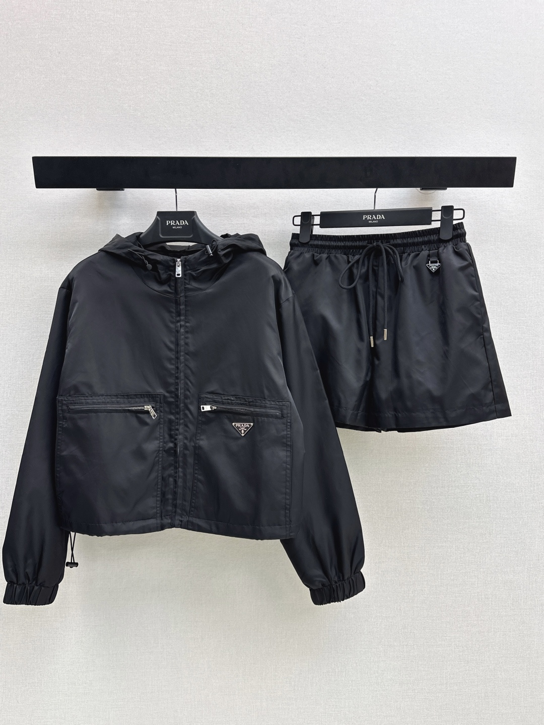 NO:752135,PD 26Ss - the latest handsome casual nylon suit hooded double pocket jacket + shorts for spring and summer. Adorable style. Full of small details. Exquisite workmanship. Fashionable for age reduction. Good hold style. Won the hearts of fairies. Soft and textured. Classic work. One set. Available in stock. SML, shorts, jackets & coats, hats,19860909PD 26Ss———春夏最新款帅气休闲尼龙套装连帽双口袋外套+短裤 可A可乖的风格 满满小细节太加分了 做工精致 减龄时尚 好HOLD住造型 深得仙女心 柔软有质感 经典之作 一套出 一色现货发售sml,,shorts,jackets & coats,hats,,Women's clothing