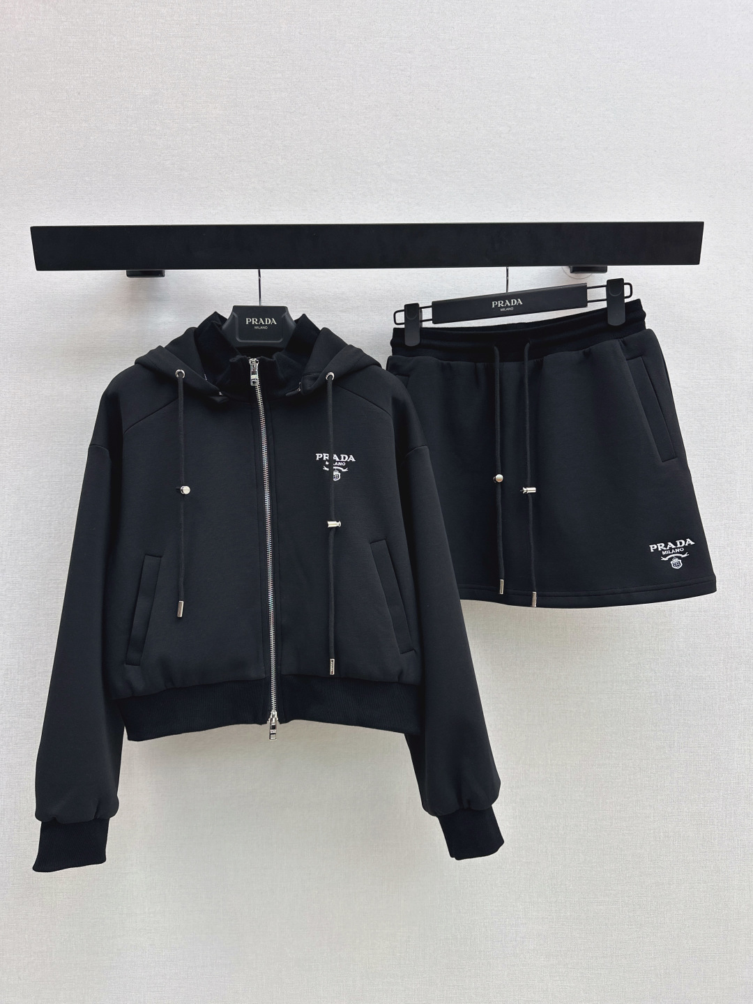 NO:752132,PD 26Ss————The latest spring and summer casual suit hooded jacket + skirt. Customized space cotton fabric. Retro and fashionable. Exquisite sports style that is popular on INS. It meets the dual needs of comfort and fashion and can be integrated into every daily outfit. Playful and age-reducing design elements full of vitality. One set. Two colors available for sale sml,,skirts,jackets & coats,hats,19860909PD 26Ss————春夏最新款休闲套装连帽外套+半裙 定制太空棉面料 复古时髦 火爆INS的精致运动风,贴合舒适与时髦的双需求能融入每个日常的穿搭 俏皮减龄充满元气的设计元素 一套出 两色现货发售sml,,skirts,jackets & coats,hats,,Women's clothing