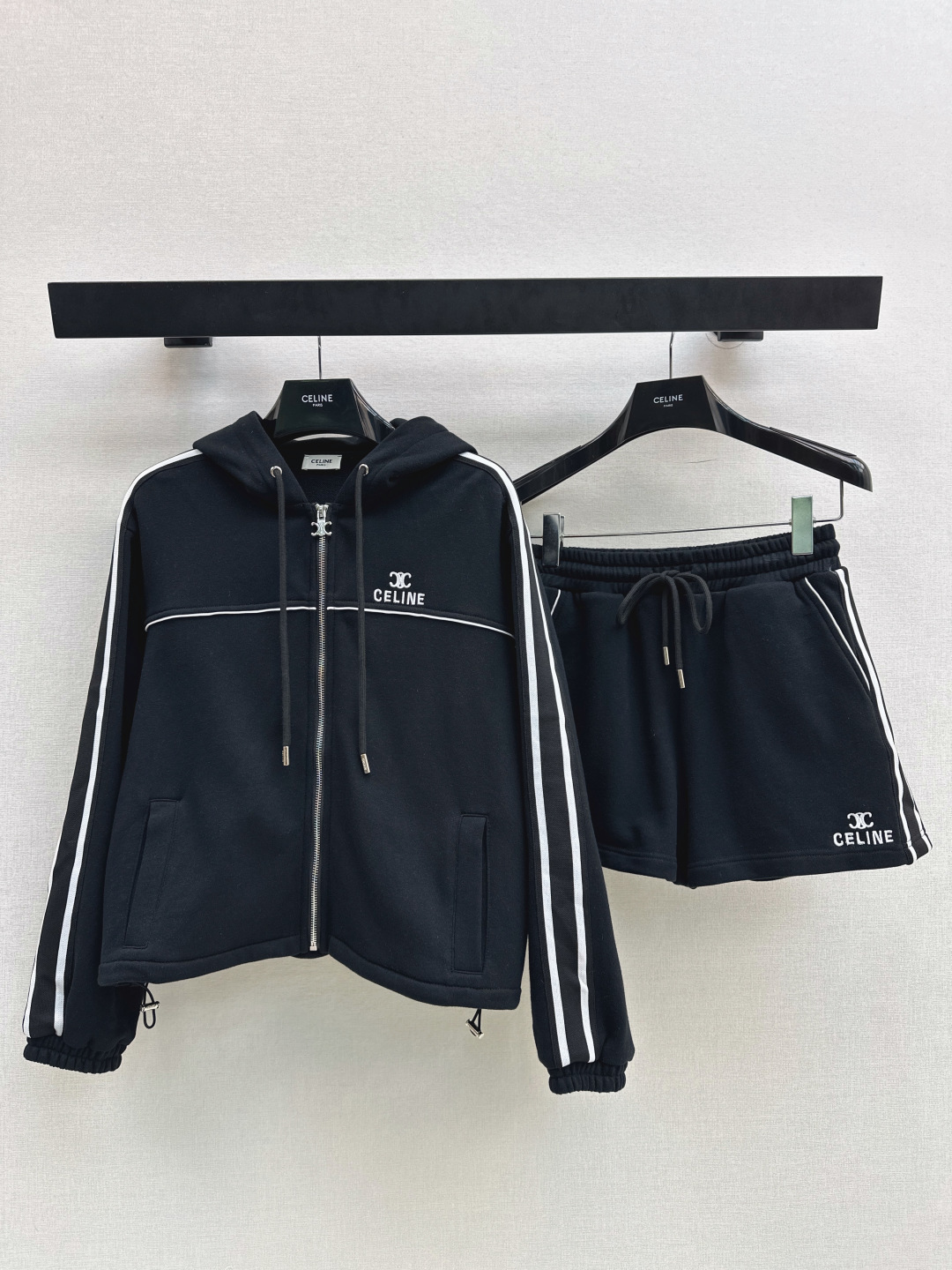 NO:752129,Ce 26Ss————The latest spring and summer casual suit hooded jacket + elastic waist shorts. Adorable style. Full of small details. Exquisite workmanship. Age-reducing fashion. Good hold style. Won the hearts of fairies. Soft and textured. Available in one set. Two colors available for sale sml,,shorts,jackets & coats,hats,19860909Ce 26Ss————春夏最新款休闲套装连帽外套+松紧腰短裤 可A可乖的风格 满满小细节太加分了 做工精致 减龄时尚 好HOLD住造型 深得仙女心 柔软有质感 一套出 两色现货发售sml,,shorts,jackets & coats,hats,,Women's clothing