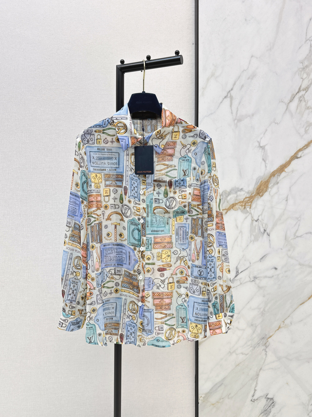 NO:752128,L's 26Ss————The latest spring and summer logo printed shirt, slightly see-through, vaguely fashionable and discreet. A cute style, easy to control. Full of small details, exquisite workmanship. The inner stitching of the craft shirt is perfect as a single product and combination. It wins the hearts of fairies. It is soft and textured. One color is available for sale sml,, louis vuitton, shirts,19860909L家 26Ss————春夏最新款logo印花衬衫 微透视 若隐若现时尚小心机 可A可乖的风格,版型属于谁都好驾驭 满满小细节太加分 做工精致 内线来去缝工艺衬衣做为单品和搭配都是杠把子 深得仙女心 柔软有质感 一色现货发售sml,,louis vuitton,shirts,,Women's clothing