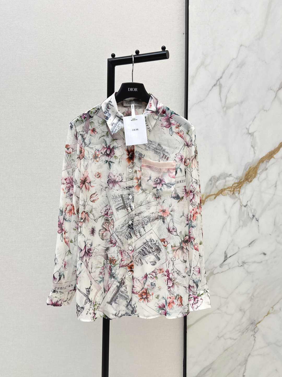 NO:752124,CD 26Ss————The latest spring and summer logo-printed shirt. Slightly see-through. Fashionable and discreet. A cute style. The shape is easy for anyone to control. Full of small details. Exquisite workmanship. The inner seams are sewn back and forth. The craft shirt is perfect as a single product and as a match. It wins the hearts of fairies. It is soft and textured. One color ready for sale sml,, shirts,19860909CD 26Ss————春夏最新款logo印花衬衫 微透视 若隐若现时尚小心机 可A可乖的风格 版型属于谁都好驾驭 满满小细节太加分 做工精致 内线来去缝工艺衬衣做为单品和搭配都是杠把子 深得仙女心 柔软有质感 一色现货发售sml,,shirts,,Women's clothing