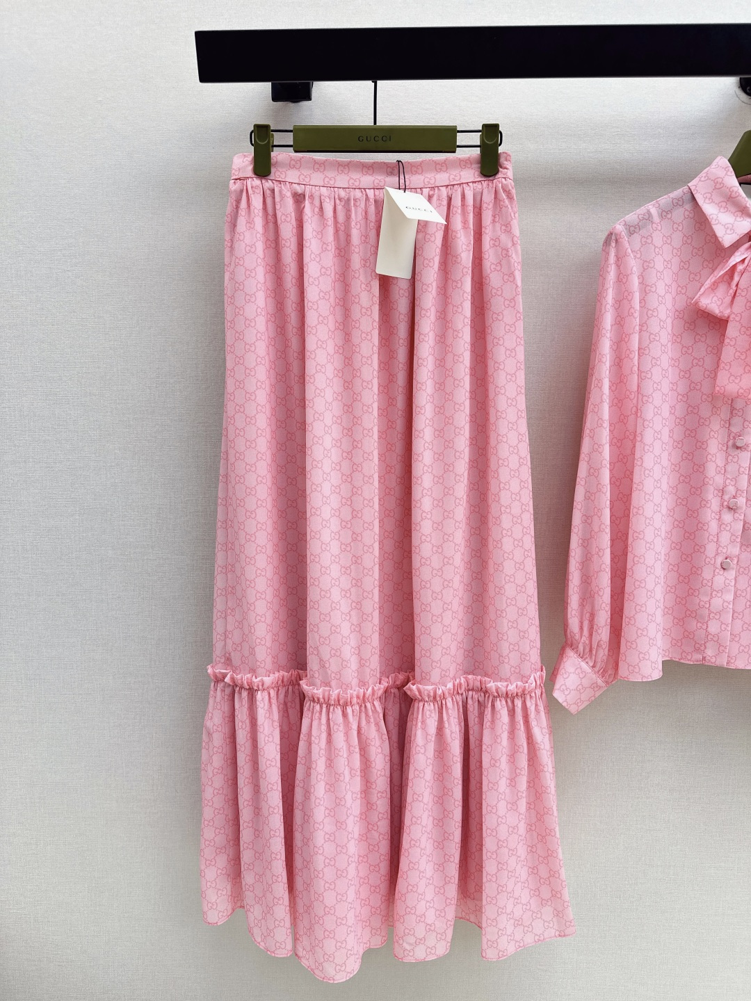 NO:752122,Gu 26Ss————The latest spring and summer gg pattern printed t age-reducing pink suit lapel shirt + elastic waist skirt. Elegant and smart. Simple and luxurious. The workmanship of the whole dress is very fine. The version is simple and clear at a glance. Low-key and eye-catching. Developed in one color. Ready for sale sml,,skirts,shirts,19860909Gu 26Ss————春夏最新款gg图案印花t减龄粉套装翻领衬衫+松紧腰半裙 飘逸灵动 简约中流露出高奢 整件衣服做工更是非常精细 版型简单一目了然 低调又要引人注目 一色分开发 现货发售sml,,skirts,shirts,,Women's clothing