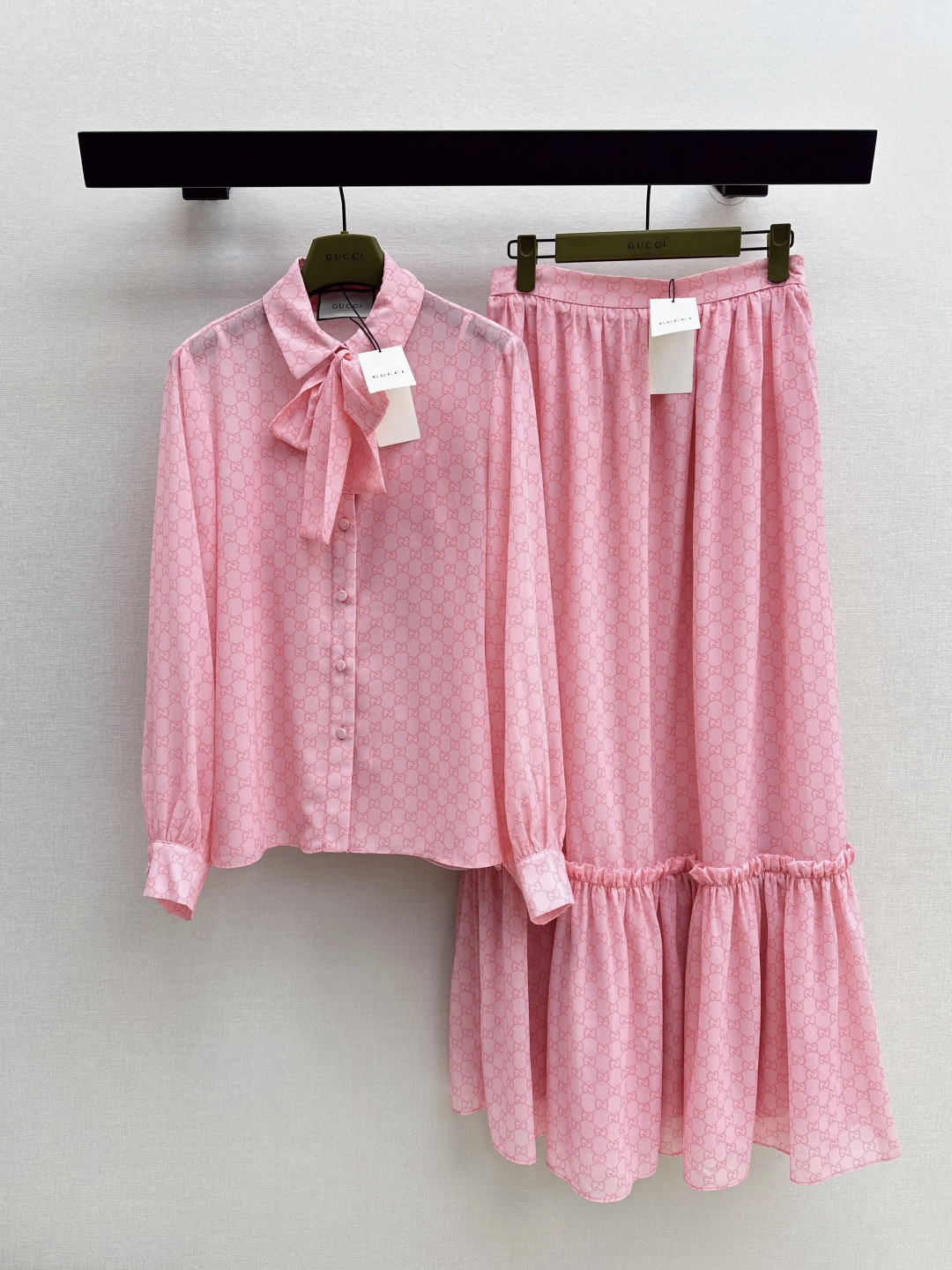 NO:752120,Gu 26Ss————The latest spring and summer gg pattern printed t age-reducing pink suit lapel shirt + elastic waist skirt. Elegant and smart. Simple and luxurious. The workmanship of the whole dress is very fine. The version is simple and clear at a glance. Low-key and eye-catching. One color is developed separately. Ready for sale sml lining,,skirts,shirts,19860909Gu 26Ss————春夏最新款gg图案印花t减龄粉套装翻领衬衫+松紧腰半裙 飘逸灵动 简约中流露出高奢 整件衣服做工更是非常精细 版型简单一目了然 低调又要引人注目 一色分开发 现货发售sml 衬,,skirts,shirts,,Women's clothing