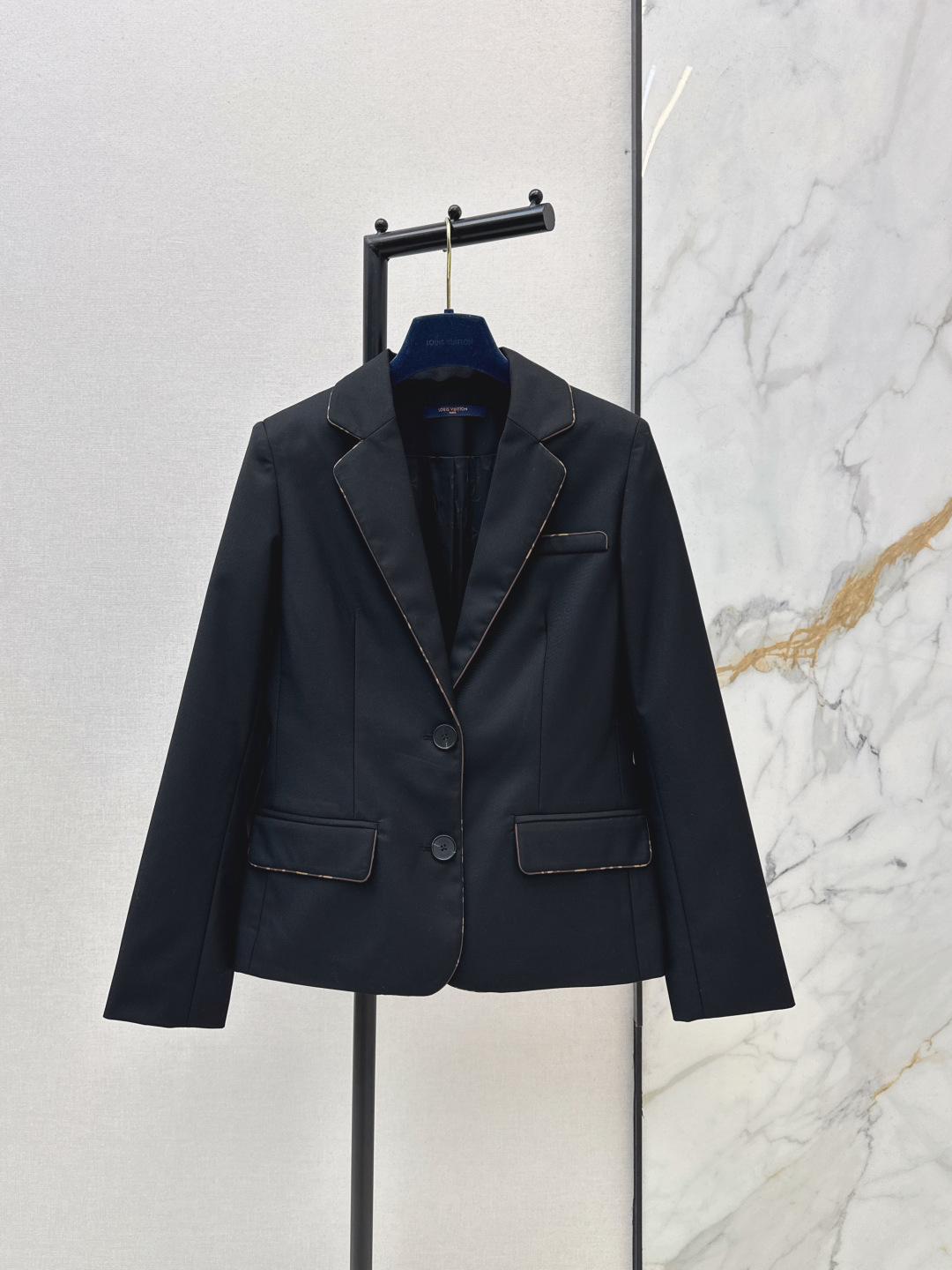 NO:752116,L's 26Ss————The latest spring and summer contrasting color simple and elegant suit jacket. Very high-end imported texture. Pay close attention to the details. The upper body is very sassy. Clean and classy. It enhances the temperament. It completely complies with the standard of high-end ready-to-wear. A must-have item for temperament girls. One color ready for sale sml, louis vuitton, jackets & coats, business suit,19860909L家 26Ss————春夏最新款撞色简洁大气的西装外套 非常高级的进口质地 仔细看细节 上身非常飒 干净有品 提气质 完全按照高定成衣水准 气质MM必入单品 一色现货发售sml,,louis vuitton,jackets & coats,business suit,,Women's clothing