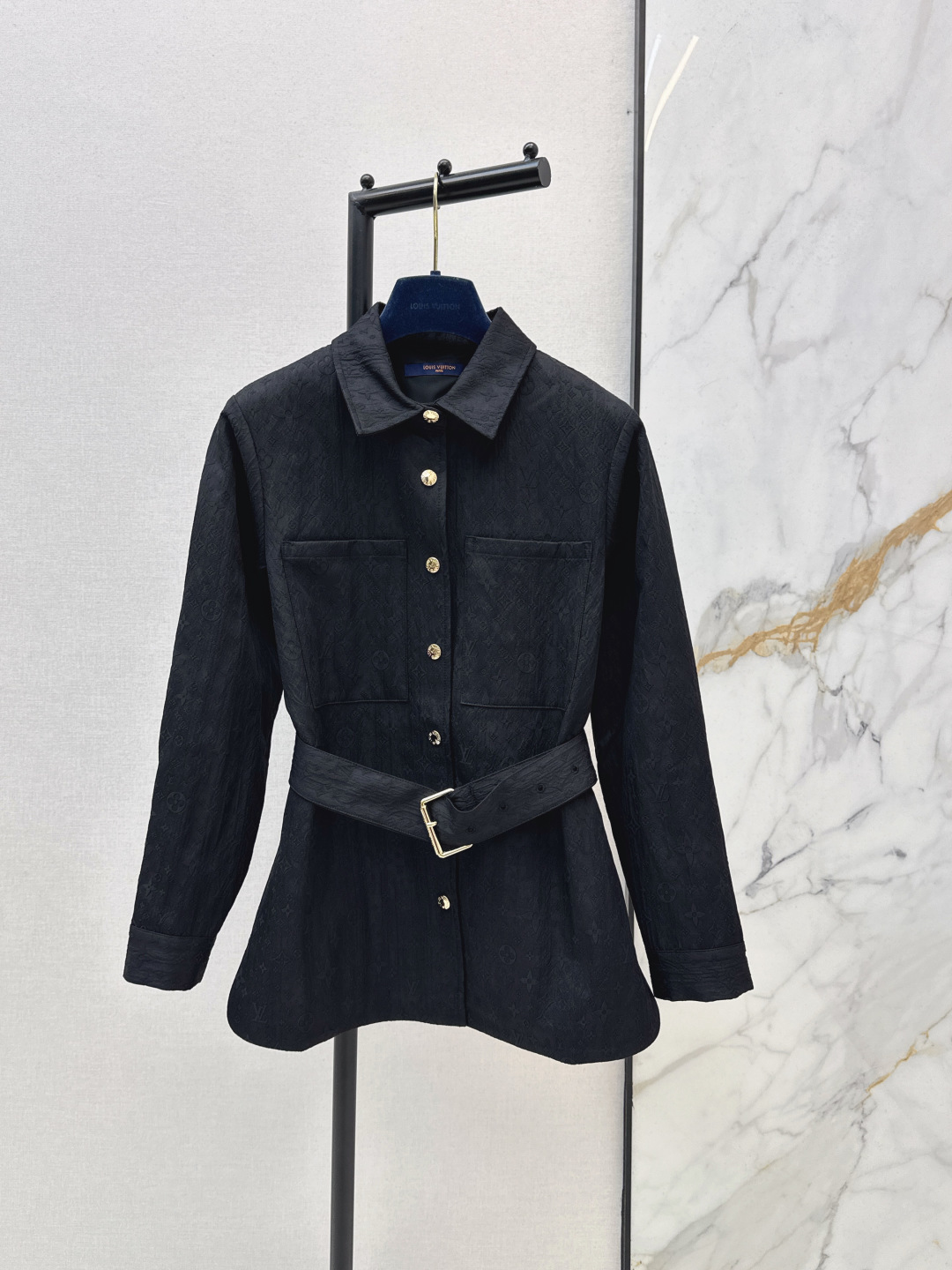 NO:752114,L's 26Ss - the latest jacquard jacket for spring and summer. It is classic and stylish. It has its own aura. The texture of the fabric is very nice. It is fashionable and high-end. The color is super positive. The upper part of the body is white and slim. It has a cool and handsome feeling. The upper part of the body is full of aura when walking. The length is just right and easy to control. One color ready for sale sml, louis vuitton, jackets & coats,19860909L家 26Ss————春夏最新款提花外套 经典又有型 自带气场 面料质感很奈斯 时髦又高级 颜色超级正 上身显白又显瘦 自带酷帅感的系列 走路都带风上身气场全开 长度恰到好处 轻松驾驭 一色现货发售sml,,louis vuitton,jackets & coats,,Women's clothing