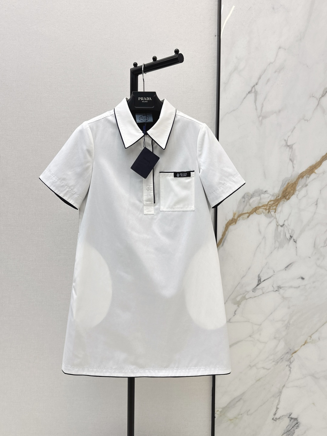 NO:752125,PD 26Ss————The latest spring and summer logo-decorated polo lapel dress. The cuffs and collar are decorated with contrasting piping. It has a sense of detail. The straight version is not unflattering and hides the body to look slim. A practical daily skirt. Two colors available for sale sml,,skirts,19860909PD 26Ss————春夏最新款徽标装饰polo翻领连衣裙 袖口及领边撞色滚边装饰 很有感觉细节感 直筒版型 不挑人又藏肉显瘦 实穿的日常裙子 两色现货发售sml,,skirts,,Women's clothing