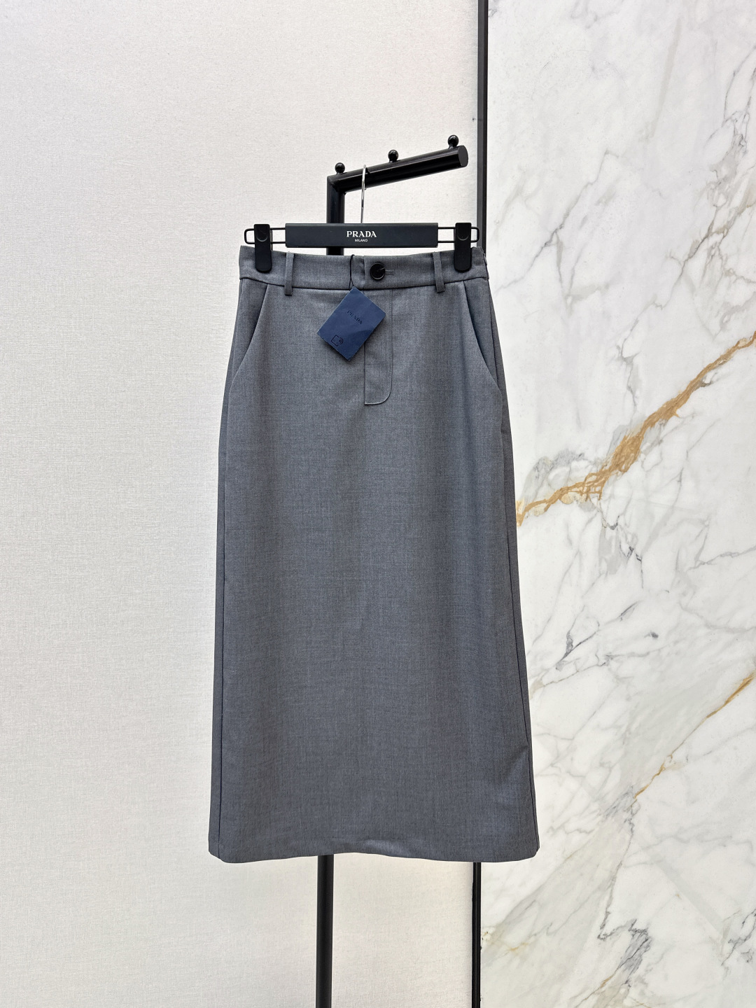 NO:752123,PD 26Ss - the latest high-waisted long skirt with triangle logo decoration for spring and summer. This simple skirt is the most popular daily match. It is the versatile dream skirt. Two colors are available for sale sml,,skirts,19860909PD 26Ss———春夏最新款三角标装饰高腰长款半裙 这样简简单单的半裙是日常搭配出镜率最高的 百搭的梦中情裙就是它了 两色现货发售sml,,skirts,,Women's clothing