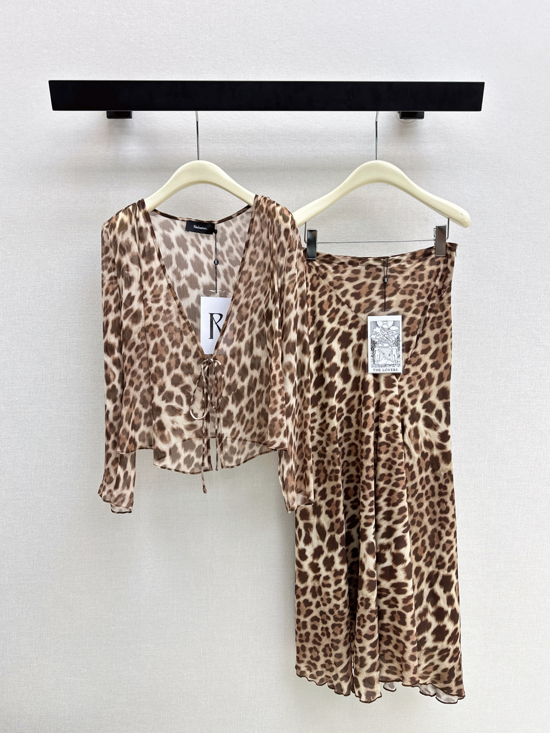 NO:752119,Exclusive first release, fashionable niche design 26Ss - the latest leopard print suit shirt + fishtail skirt in early spring. Rich holiday style atmosphere. Romantic and elegant white and rich beauty must-have items. Imported silk fabrics. One color ready for sale on xssml,,skirts,shirts,real silk,19860909独家首发 时髦小众设计 26Ss———早春最新款豹纹印花套装衬衫+鱼尾半裙 浓郁的度假风气息 浪漫优雅的白富美必备单品 进口真丝面料 一色现货发售xssml 上,,skirts,shirts,real silk,,Women's clothing