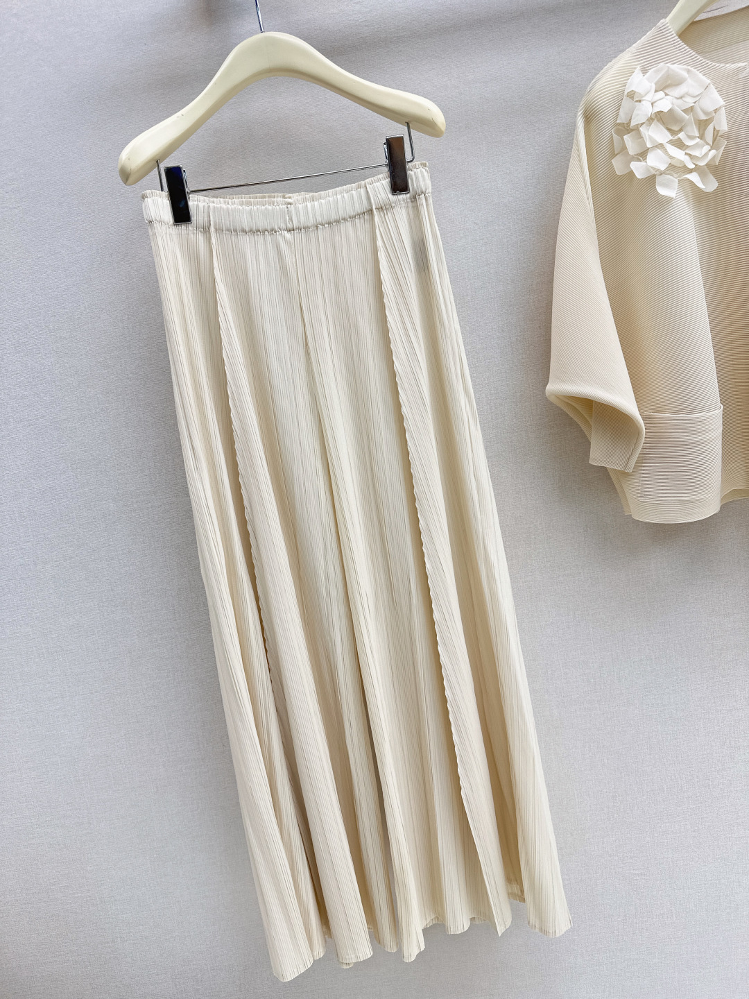 NO:752117,The series of tops and pants continues to be popular. Issey Miyake 26Ss - the latest spring and summer suit long-sleeved three-dimensional flower top + elastic waist pleated pants. Exclusive hot style. Made of heavy-duty pleated fabrics. Vertical stripes and fine pleats. Easily elongate the proportion of the legs. The slimming function is invincible. Recommended. Extra large elastic one-size-fits-all (top bust is infinitely stretchable, length 62, waist 66 stretchy, pants length 95) in one color. One-size-fits-all,,isseymiyake,19860909上衣裤持续爆单系列 三宅一生 26Ss———春夏最新款套装长袖立体花朵上衣+松紧腰压褶裤 独家爆款 采用重工压褶面料 竖条纹细褶 轻松拉长双腿比例感 瘦腿功能无敌赞 推荐 超大弹力均码（上衣胸围无限有弹力 衣长62 腰围66有弹力 裤长95）一色分开发 均码,,isseymiyake,,Women's clothing