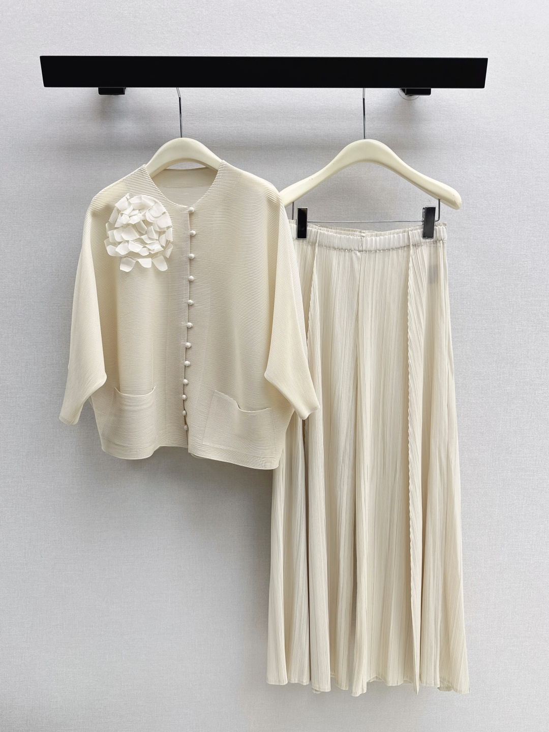 NO:752115,Continuously popular series Issey Miyake 26Ss - the latest spring and summer suit long-sleeved three-dimensional floral top + elastic waist pleated pants Exclusive hot style Made of heavy-duty pleated fabric Vertical stripes and fine pleats Easily lengthen the proportions of the legs The leg slimming function is unparalleled Recommended Extra large elastic one-size-fits-all (top bust is infinitely stretchable, length 62, waist 66 stretchy, trousers length 95) One-color separates One-size-fits-all upper,,isseymiyake,19860909持续爆单系列 三宅一生 26Ss———春夏最新款套装长袖立体花朵上衣+松紧腰压褶裤 独家爆款 采用重工压褶面料 竖条纹细褶 轻松拉长双腿比例感 瘦腿功能无敌赞 推荐 超大弹力均码（上衣胸围无限有弹力 衣长62 腰围66有弹力 裤长95）一色分开发 均码 上,,isseymiyake,,Women's clothing