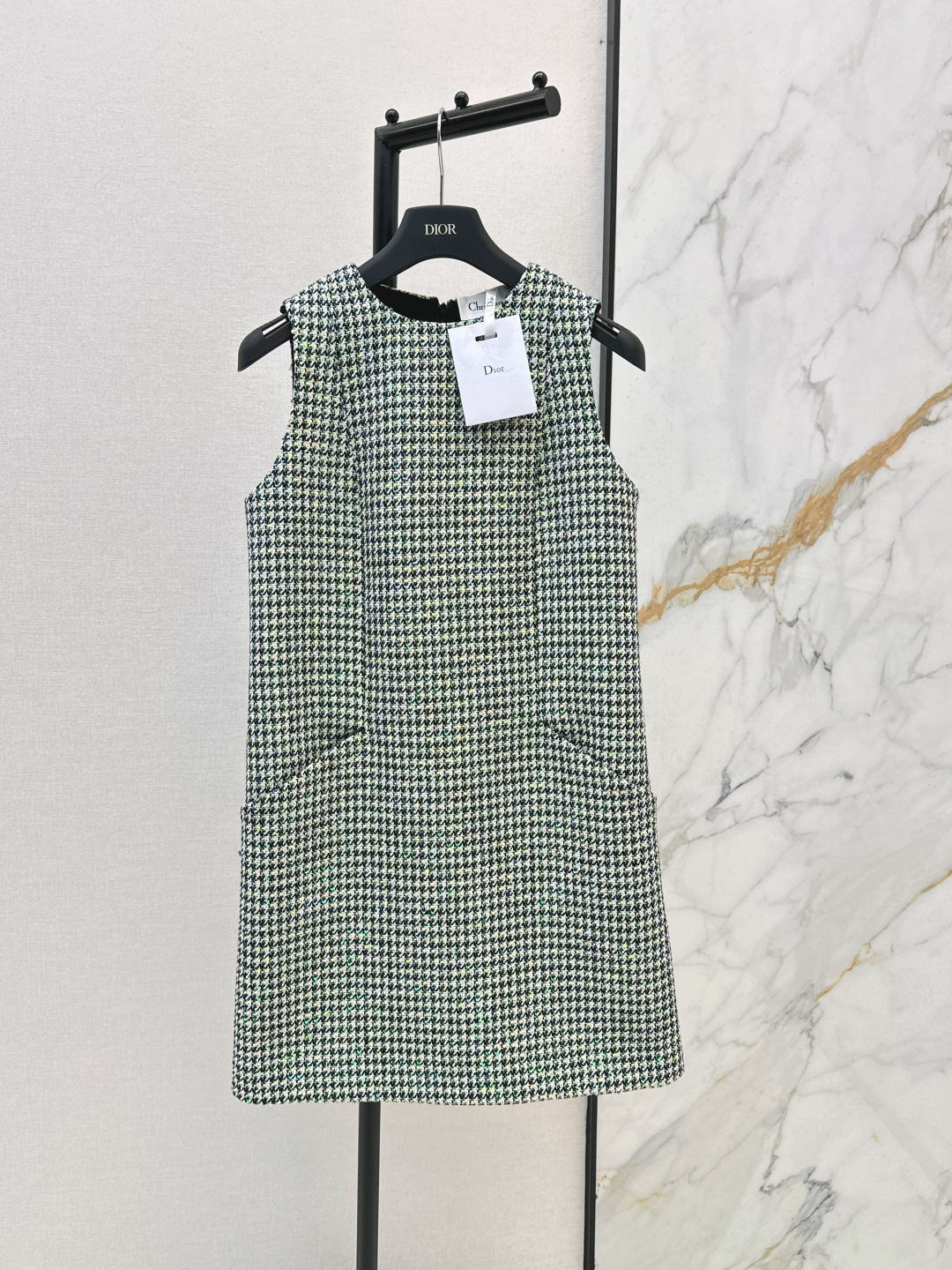 NO:752113,CD 26SS - the latest classic tailoring houndstooth series sleeveless dress for early spring. The straight A-line silhouette is versatile and not picky. The sleeveless round neck design is simple and elegant. It is very tolerant to the figure. There are large patch pockets on both sides. It is practical and can break the dullness. It is great to wear alone or with a shirt inside. The specially customized fabric with small sequins is very high-end. It is recommended to match the same series for super production. A proper temperament goddess. One color ready for sale sml,, skirts, shirts,19860909CD 26SS———早春最新款经典剪裁千鸟格系列无袖连衣裙 直筒A字廓形百搭不挑人 无袖圆领设计简约大气 对身材包容度高 两侧设有大贴袋 实用又能打破沉闷 单穿或内搭衬衫都很出彩 特殊定制的带有小亮片的面料很高级 推荐同系列搭配超级出片 妥妥的气质女神 一色现货发售sml,,skirts,shirts,,Women's clothing