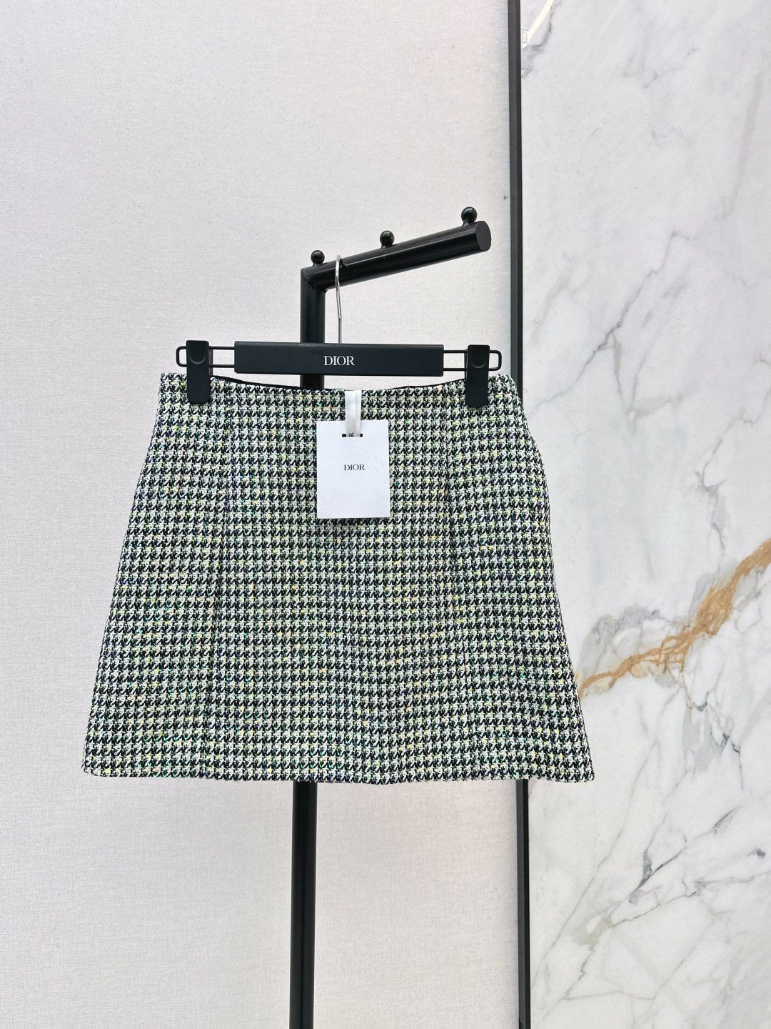 NO:752111,CD 26Ss - the latest classic tailoring houndstooth series skirt A-line mini skirt in early spring. The high-waisted design can effectively lengthen the leg line. The houndstooth tweed of the same style as the jacket maintains the unity of the whole set. It has an elegant workplace elite feeling without losing the femininity. The specially customized fabric with small sequins is very high-end. It is recommended to match the same series with super production. Proper temperament goddess. One color ready for sale sml,, skirts, jackets & coats,19860909CD 26Ss————早春最新款经典剪裁千鸟格系列半裙A字迷你裙型 高腰设计能有效拉长腿部线条 与外套同款的千鸟格粗花呢 保持了整套的统一性 自带优雅的职场精英感 同时又不失女性的柔美 特殊定制的带有小亮片的面料很高级 推荐同系列搭配超级出片 妥妥的气质女神 一色现货发售sml,,skirts,jackets & coats,,Women's clothing