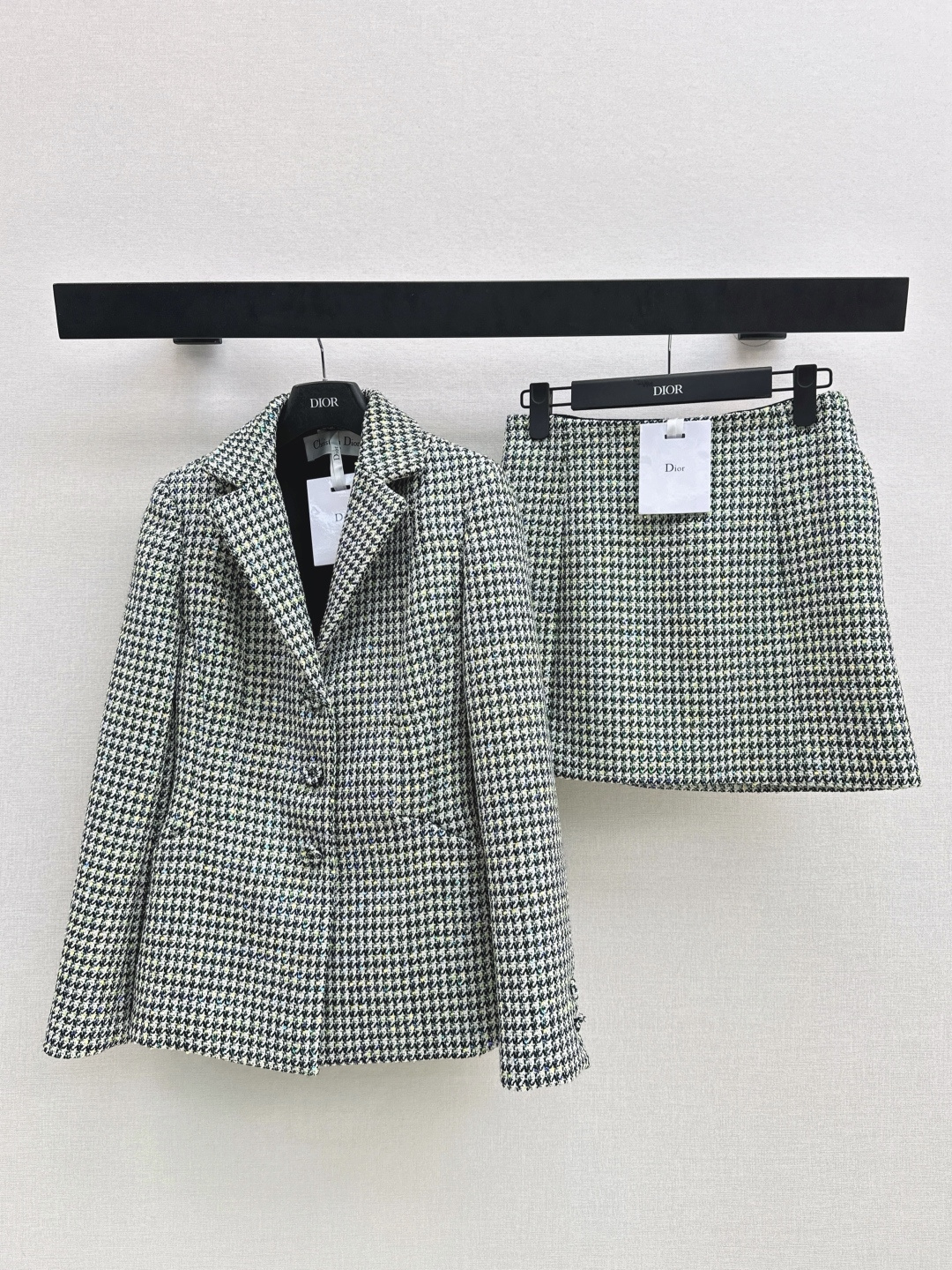 NO:752109,CD 26Ss——Early spring’s latest classic tailoring houndstooth series waist lapel suit jacket. Classic lapel single-breasted design. The waist tailoring is neat and capable. It can well outline the waistline. It has an elegant workplace elite feeling without losing the femininity. The specially customized fabric with small sequins is very high-end. It is recommended to match the same series with super production. A proper temperament goddess. One color ready for sale sml,, jackets & coats, business suit,19860909CD 26Ss————早春最新款经典剪裁千鸟格系列收腰翻领西装外套 经典翻领单排扣设计 收腰剪裁利落干练 能很好地勾勒腰线 自带优雅的职场精英感 同时又不失女性的柔美 特殊定制的带有小亮片的面料很高级 推荐同系列搭配超级出片 妥妥的气质女神 一色现货发售sml,,jackets & coats,business suit,,Women's clothing