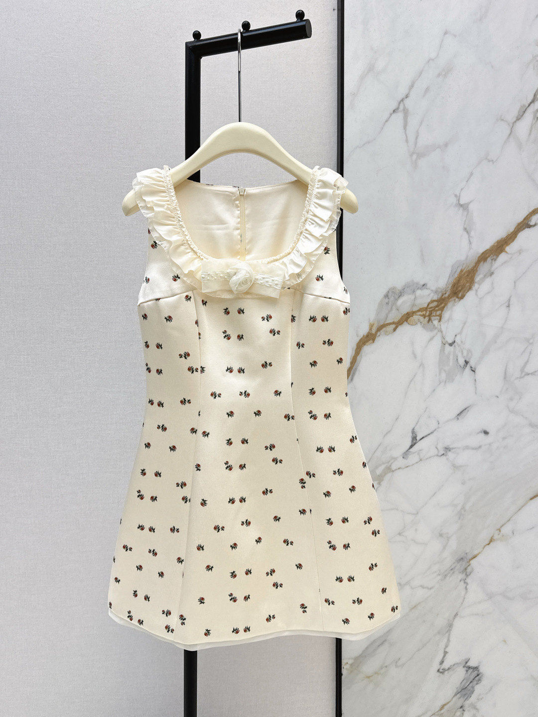 NO:752108,Fashionable design 26Ss————The latest sweet and gentle floral suspender dress for spring and summer. The base color is milky white. The fabric has a delicate luster. It looks soft and textured. The drape is very good. The suspender design exposes the shoulder and neck lines. The neckline is decorated with exquisite white three-dimensional flowers. It is paired with lace and adds a sense of romance and sophistication. The overall style is fresh and girly, very suitable for dates or daily outings. One color ready for sale sml,,skirts,19860909时髦设计 26Ss————春夏最新款甜美温柔风碎花吊带连衣裙 底色为奶白色 面料带有细腻的光泽感 看起来柔软又有质感 垂坠感很好 吊带设计露出肩颈线条 领口处有精致的白色立体花朵装饰 搭配蕾丝花边 增添了浪漫与精致感 整体风格清新又少女非常适合约会或日常出街 一色现货发售sml,,skirts,,Women's clothing