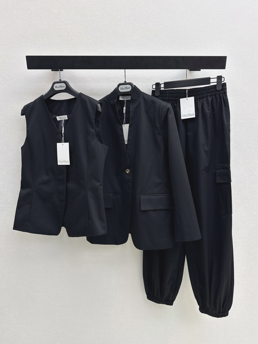 NO:752092,High-end commuting Max 26Ss————The latest handsome three-piece suit for spring and summer, silhouette suit jacket + vest + elastic waist overalls. Recommended to match. Proper temperament heroine, full of high-end sense, especially showing temperament. Two colors are developed separately. Ready for sale sml suit, jackets & coats, business suit,19860909高阶通勤 Max 26Ss————春夏最新款帅气十足三件套廓形西装外套+马甲+松紧腰工装裤 推荐一套搭配 妥妥的气质女主 高级感满满 特别显气质 两色分开发 现货发售sml 西,,jackets & coats,business suit,,Women's clothing