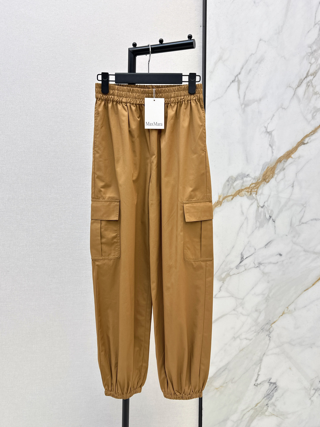 NO:752089,High-end commuting Max 26Ss————The latest handsome three-piece suit for spring and summer with silhouette suit jacket + vest + elastic waist overalls. Recommended to match. Proper temperament heroine, full of high-end sense, especially showing temperament. Two colors are developed separately. Ready for sale sml,, jackets & coats, business suit,19860909高阶通勤 Max 26Ss————春夏最新款帅气十足三件套廓形西装外套+马甲+松紧腰工装裤 推荐一套搭配 妥妥的气质女主 高级感满满 特别显气质 两色分开发 现货发售sml,,jackets & coats,business suit,,Women's clothing