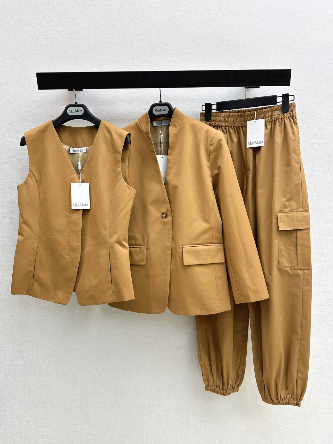 NO:752107,High-end commuting Max 26Ss————The latest handsome three-piece suit for spring and summer, silhouette suit jacket + vest + elastic waist overalls. Recommended to match. Proper temperament heroine, full of high-end sense, especially showing temperament. Two colors are developed separately. Ready for sale sml suit, jackets & coats, business suit,19860909高阶通勤 Max 26Ss————春夏最新款帅气十足三件套廓形西装外套+马甲+松紧腰工装裤 推荐一套搭配 妥妥的气质女主 高级感满满 特别显气质 两色分开发 现货发售sml 西,,jackets & coats,business suit,,Women's clothing