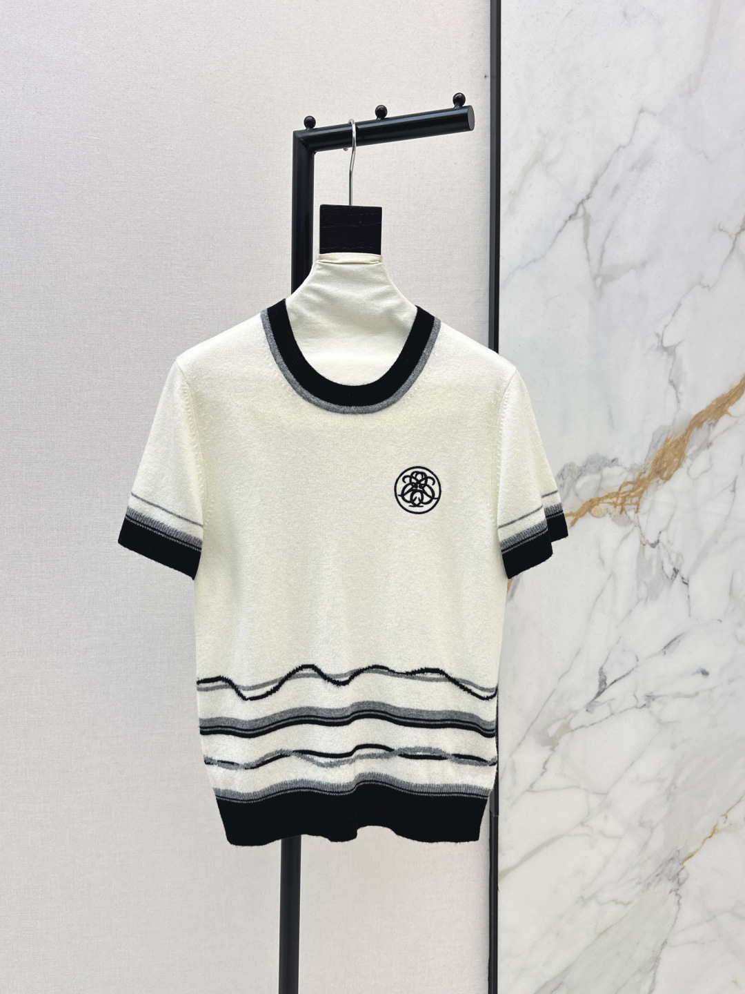 NO:752669,Her 26Ss——————The latest spring and summer round neck striped short-sleeved sweater, made of custom-made ultra-fine wool knitted material, full of texture, staggered stripes on the cuffs and hem, contrasting hemming on the collar, iconic embroidered logo embellishment on the chest, round neck short-sleeved top cut, the upper body presents a casual and lazy style, and a sense of luxury when worn alone, two colors are available for sale now sml,, T-shirt,19860909Her 26Ss—————春夏最新款圆领条纹短袖针织衫定制超细羊毛针织材质 质感十足 袖口衣摆条纹交错 领口撞色包边处理 胸前标志性刺绣徽标点缀 圆领短袖上衣剪裁 上身呈现休闲慵懒的穿搭格调感 单穿内搭高级感 两色现货发售sml,,T-shirt,,Women's clothing