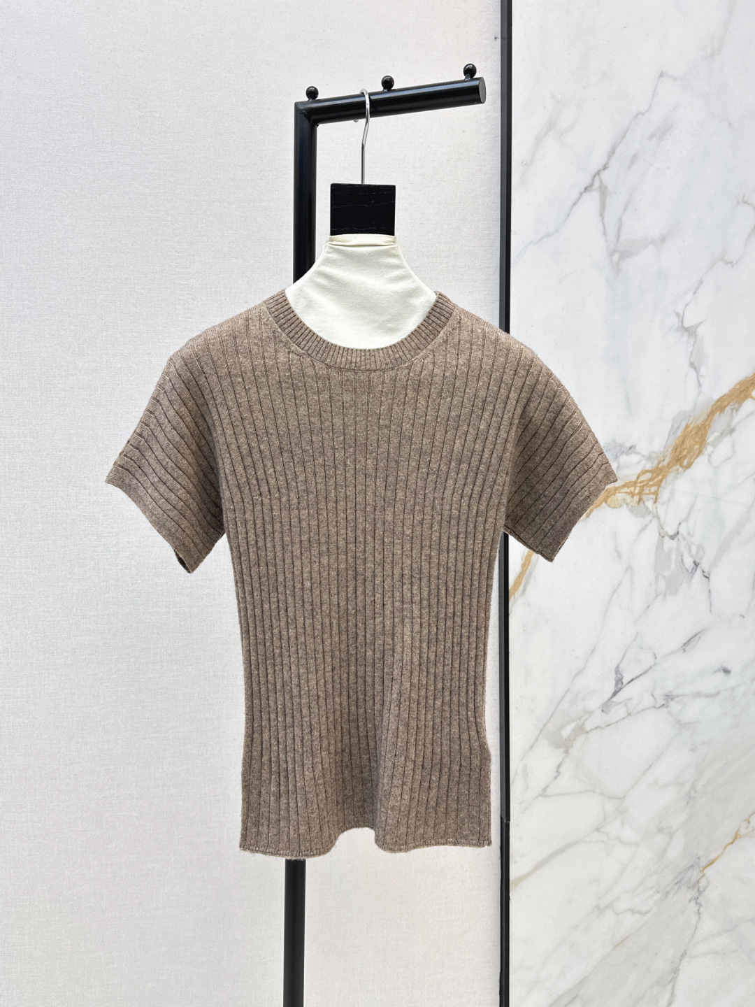 NO:752667,High intellectual sense of wear LP 26Ss————The latest old money style wear in spring and summer, temperament, dropped shoulder sleeves knitted sweater, 18 stitches pitted craftsmanship, imported cashmere yarn, soft, waxy, comfortable and incomparable texture, minimalist round neck, casual and elegant, rich and beautiful must-have high-end items, classic version, tall and slim, elegant and versatile, not picky. Two colors are available for sale sml,,loro piana,sweaters,19860909高知感穿搭 LP 26Ss————春夏最新款老钱风穿搭气质落肩袖针织毛衣18针坑条工艺进口羊绒纱线软糯舒适质感无敌赞 极简圆领随性大气 富美必备高级单品 经典版型上身高挑又显瘦 优雅百搭不挑人 两色现货发售sml,,loro piana,sweaters,,Women's clothing