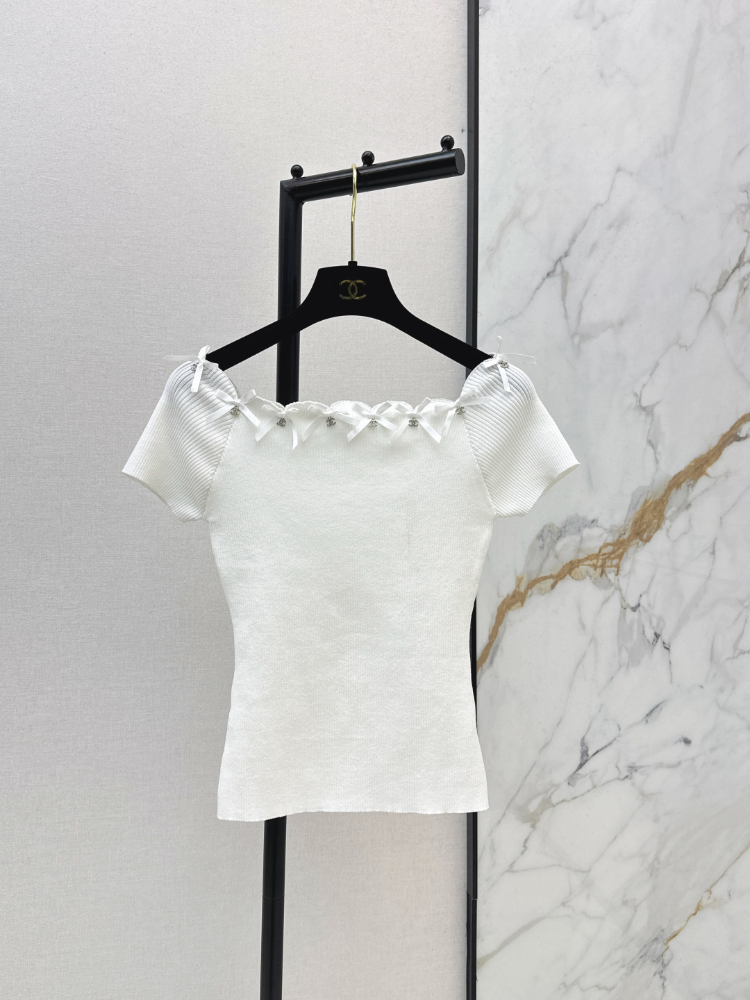 NO:752665,C Home 26Ss————The latest spring and summer logo hardware decorated one-shoulder short-sleeved sweater with three-dimensional bow decoration. Soft and waxy texture. Simple one-shoulder + exquisite details reveal relaxed and high-end. Soft fabric combines comfort and style. Paired with a skirt, it will be more flexible and casual. Two colors are available in stock sml,,chanel,skirts,T-shirt,19860909C家 26Ss————春夏最新款logo五金装饰一字肩短袖针织衫立体蝴蝶结装饰 软糯质感 简约一字肩+精致细节透着松弛高级 柔软面料兼顾舒适与格调 搭半裙更显灵动随性～两色现货发售sml,,chanel,skirts,T-shirt,,Women's clothing