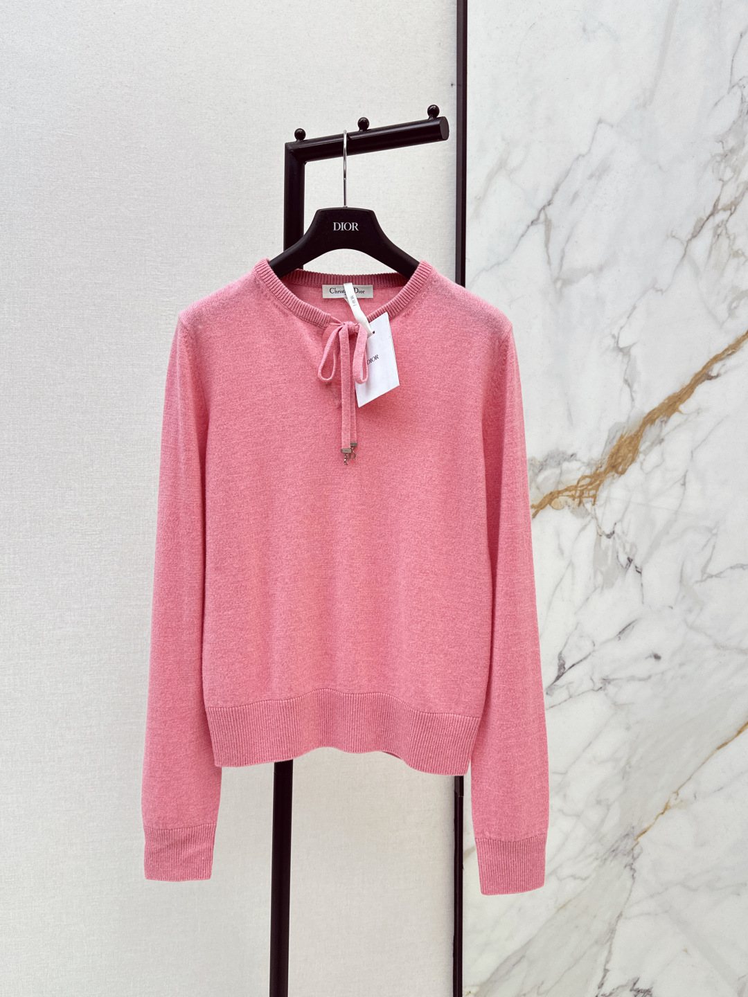 NO:752663,CD 26Ss————This latest bow-tie ribbon-decorated sweater for early spring uses a bright rose pink color to break the dullness of autumn and winter. It whitens and lifts the color. The neckline has a lace-up hollow design. The opening and closing of the neckline can be adjusted freely to create a delicate V-neck line. Gentle temperament. One color ready for sale sml,,19860909CD 26Ss————早春这最新款蝴蝶结飘带装饰针织衫选用亮眼的玫粉色调 打破秋冬的沉闷感 显白又提气色 领口处做了系带镂空设计 可自由调节领口开合度 打造精致V领线条 温柔气质款 一色现货发售sml,,,Women's clothing