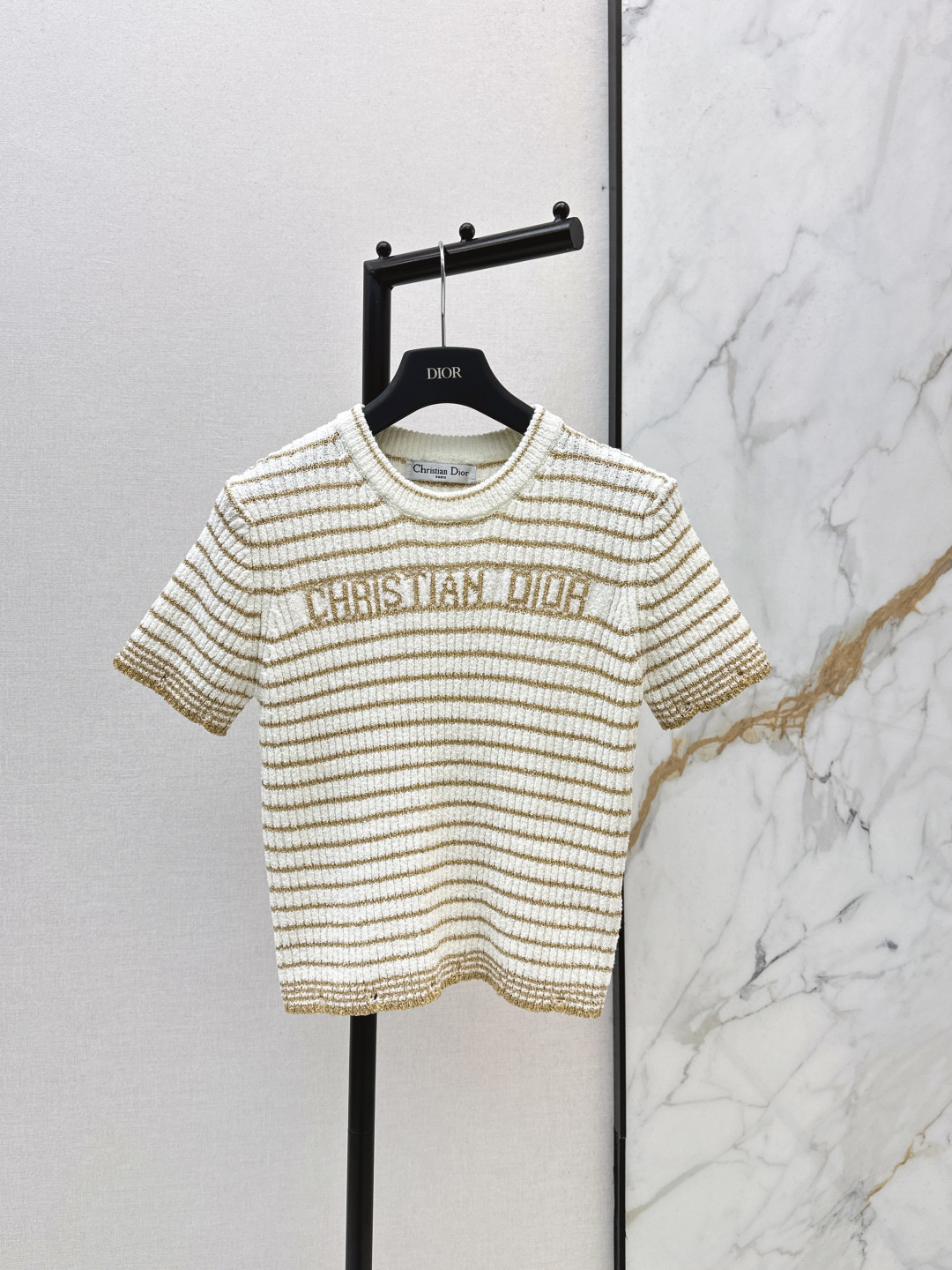 NO:752661,CD 26Ss————The latest spring and summer striped short-sleeved short sweater with LOGO letter printing decoration. The round neck is simple and versatile. The texture is soft and comfortable. The fabric is full and delicate. The upper body shows a gentle temperament. The regular version is comfortable and unrestricted on the upper body. It can be worn for daily commuting. Two colors are available for sale sml, T-shirt.19860909CD 26Ss————春夏最新款条纹短袖小短款针织衫 LOGO字母印花装饰 圆领简洁百搭 质感柔软舒适 织面饱满细腻 上身显温柔气质 常规版型上身自在无束缚 日常通勤都可穿 两色现货发售sml,,T-shirt,,Women's clothing