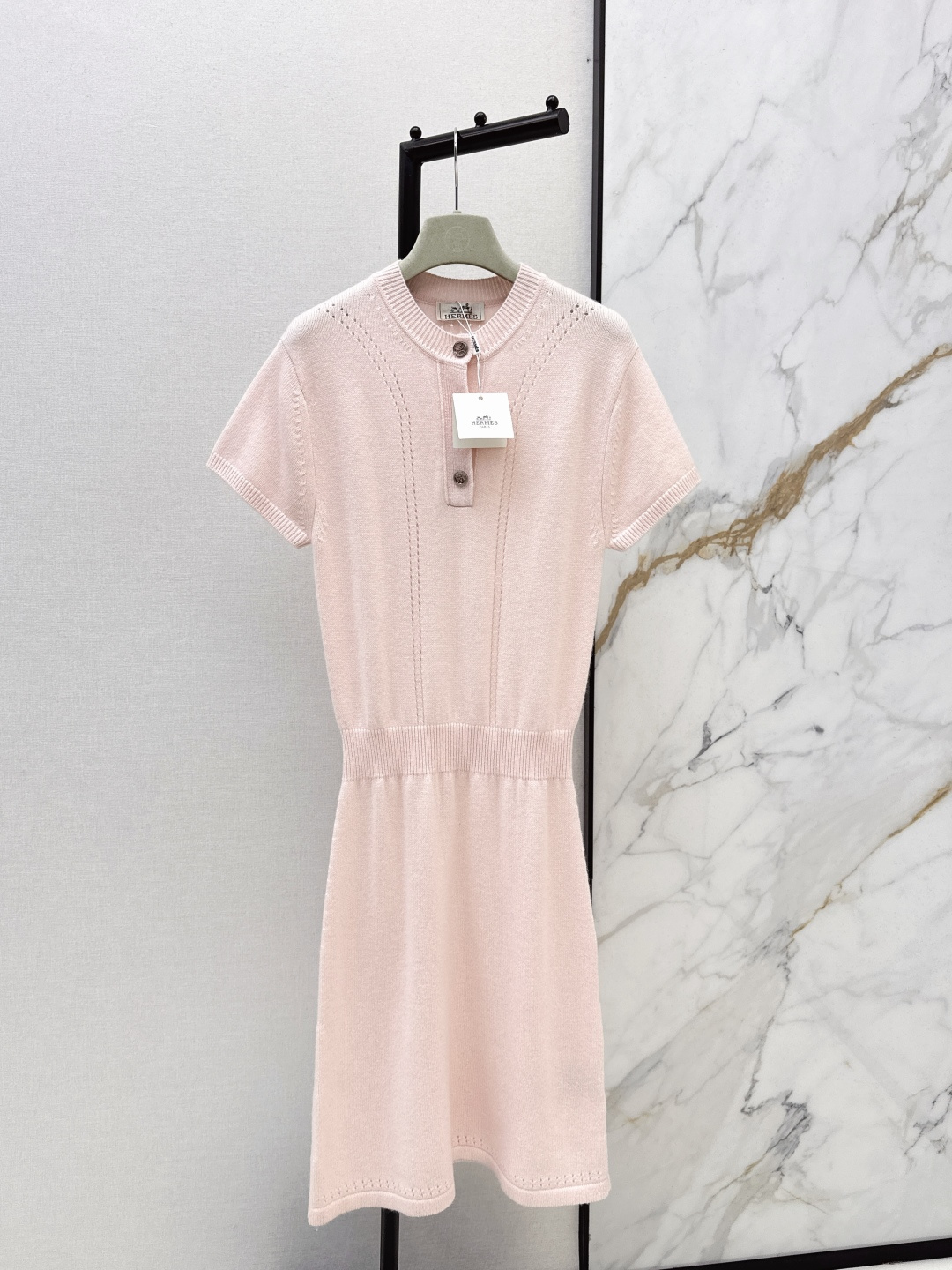 NO:752659,Her 26Ss————The latest cashmere dress with hollow dark pattern gold coin buttons for spring and summer. The 100% cashmere yarn has a delicate and soft feel. It is incomparable. Positioned hollow jacquard craftsmanship. The dark pattern is low-key and luxurious. The round neck is elegant and fashionable. The classic version does not flatter the upper body, looks slim and versatile. Highly recommended as a must-have item. One color ready for sale sml,,skirts,19860909Her 26Ss————春夏最新款镂空暗纹金币扣羊绒羊绒连衣裙百分百羊绒纱线细腻软糯的手感无敌赞 定位镂空提花工艺 暗纹图案低调奢华 气质圆领优雅又时髦 经典版型不挑人上身显瘦又百搭 强烈推荐必入单品 一色现货发售sml,,skirts,,Women's clothing