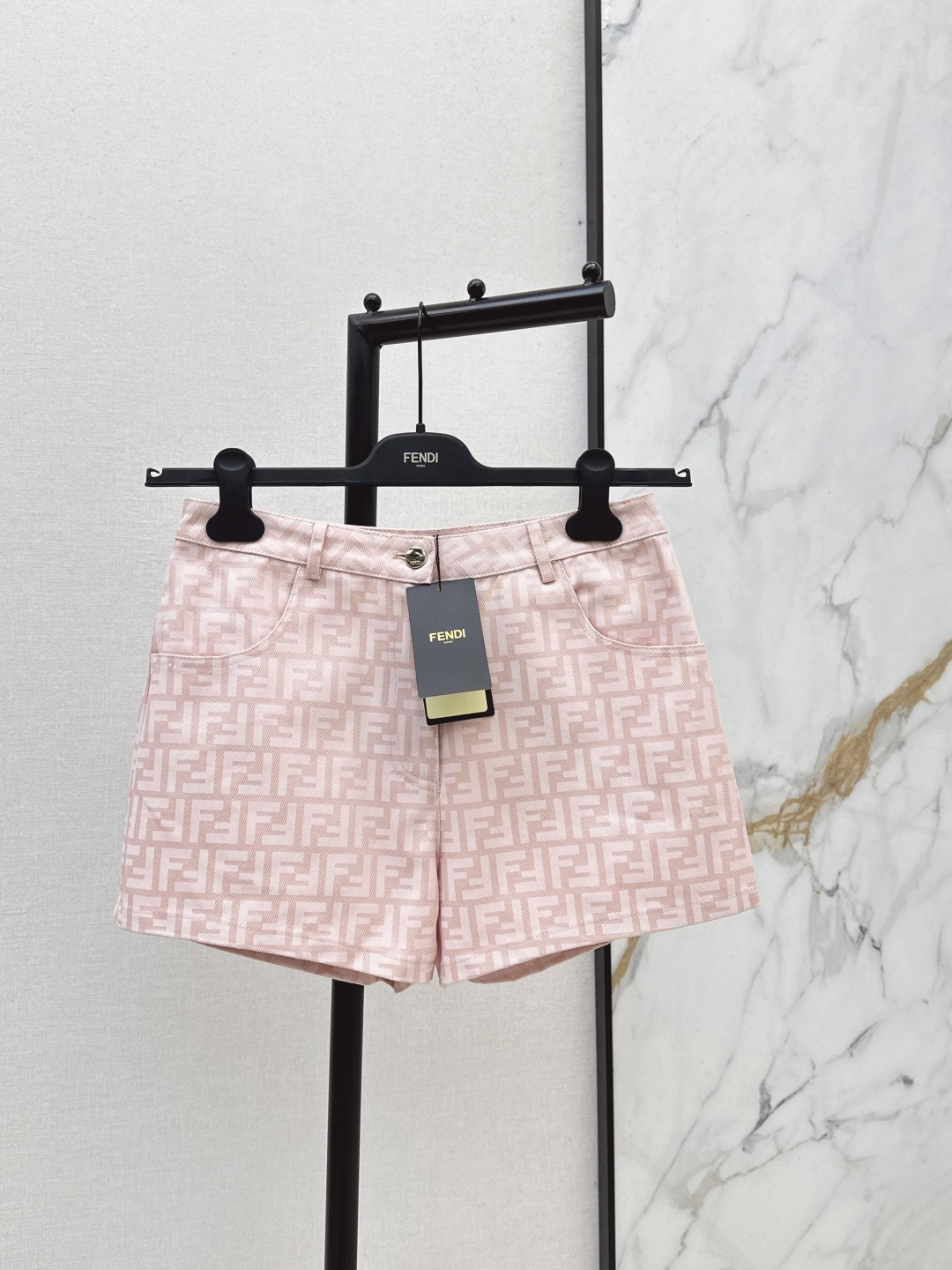 NO:752676,FD 26Ss————The latest series of logo jacquard denim for spring and summer. Denim jacket + shorts + trousers. The whole three-dimensional tailoring. All-round exquisiteness. It can be worn by celebrities. The upper body is super covered and slimming. The proportion of the legs is super stretched. A series of items that are easy to match. Simple. It can be worn with a refreshing and fashionable sense of high-end. It is elegant and fashionable in daily life. It is versatile. The color is beautiful. The fabric is high-end and textured. Developed in one color. Ready for sale sml, shorts, jackets & coats,19860909FD 26Ss————春夏最新款logo提花牛仔一系列 牛仔外套+短裤+长裤 整件立体剪裁 全方位精致做明星穿搭 上身超级遮肉显瘦 超拉腿部比例 巨好搭配的一系列单品 简简单单 穿出清爽时髦的高级感 日常优雅又时髦巨百搭 颜色很好看 面料高级又有质感 一色分开发 现货发售sml,,shorts,jackets & coats,,Women's clothing