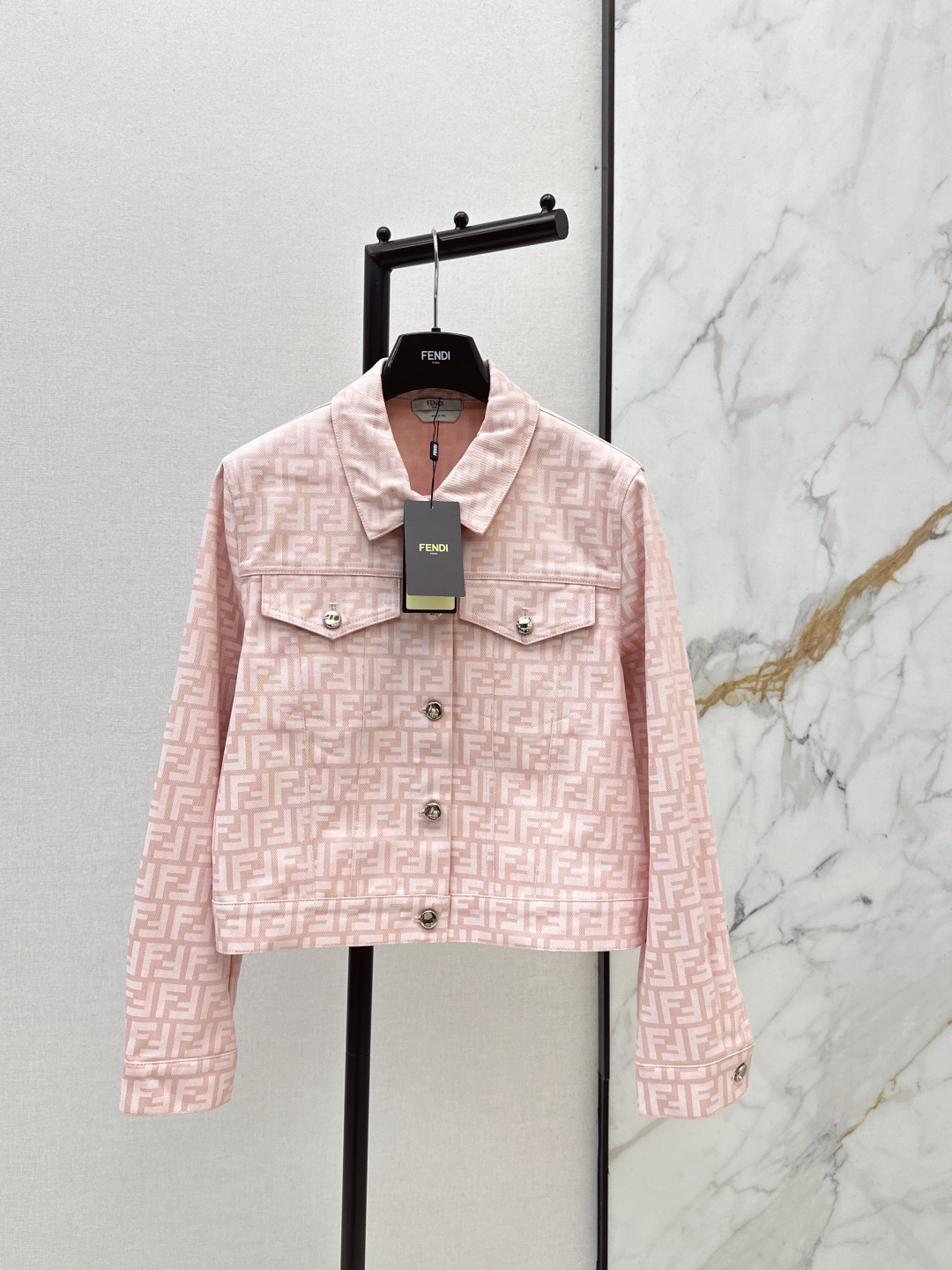 NO:752675,FD 26Ss————The latest series of logo jacquard denim for spring and summer. Denim jacket + shorts + trousers. The whole three-dimensional tailoring. All-round exquisiteness. It can be worn by celebrities. The upper body is super covered and slimming. The legs are super stretched. A series of items that are easy to match. Simple. It gives a refreshing and fashionable sense of high-end. Daily elegance and fashion. Very versatile. The color is beautiful. The fabric is high-end and texture. Developed in one color. Ready for sale sml. Outside, shorts, jackets &  coats,19860909FD 26Ss————春夏最新款logo提花牛仔一系列 牛仔外套+短裤+长裤 整件立体剪裁 全方位精致做明星穿搭 上身超级遮肉显瘦 超拉腿部比例 巨好搭配的一系列单品 简简单单 穿出清爽时髦的高级感 日常优雅又时髦巨百搭 颜色很好看 面料高级又有质感 一色分开发 现货发售sml 外,,shorts,jackets & coats,,Women's clothing