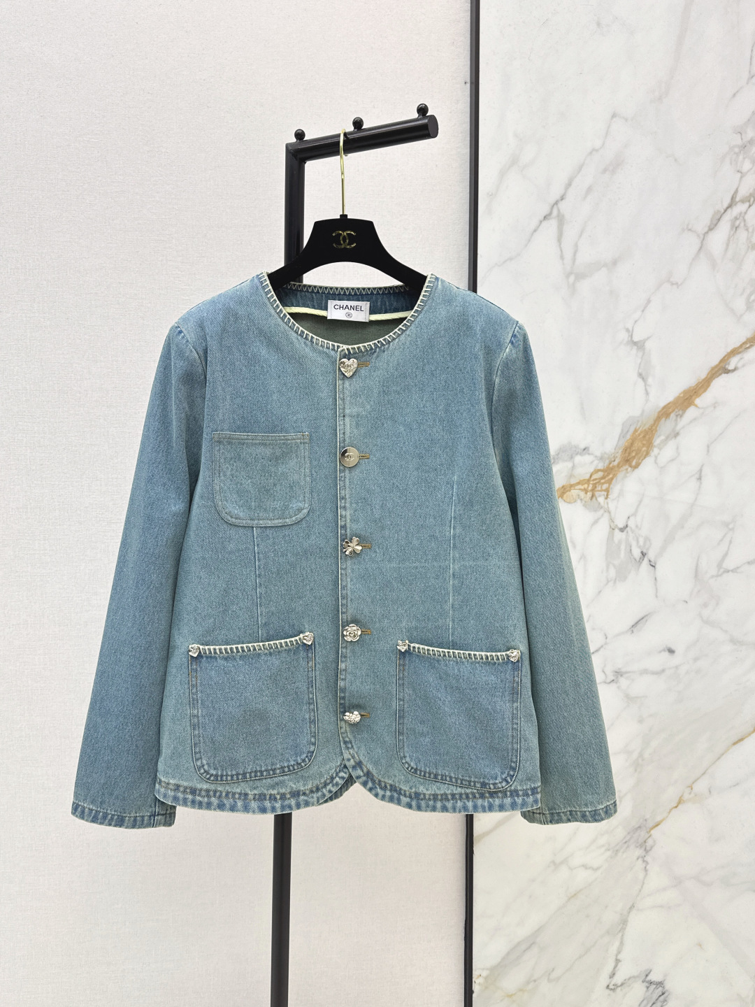 NO:752672,C Home 26Ss————The latest denim jacket with overlock decoration for spring and summer. The lightweight denim jacket can be worn all year round. It is very practical. The single-breasted buttons are made of a combination of heart + camellia + four-leaf clover. It is very special. The old wash has a retro and fashionable feel. One color ready for sale sml,,chanel,jackets & coats,19860909C家 26Ss————春夏最新款锁边装饰牛仔外套 轻薄款的牛仔外套一年四季都可以穿 实穿性超高 单排扣子是由桃心+山茶花+四叶草组合而成 很特别 做旧的洗水 自带复古时髦感 一色现货发售sml,,chanel,jackets & coats,,Women's clothing