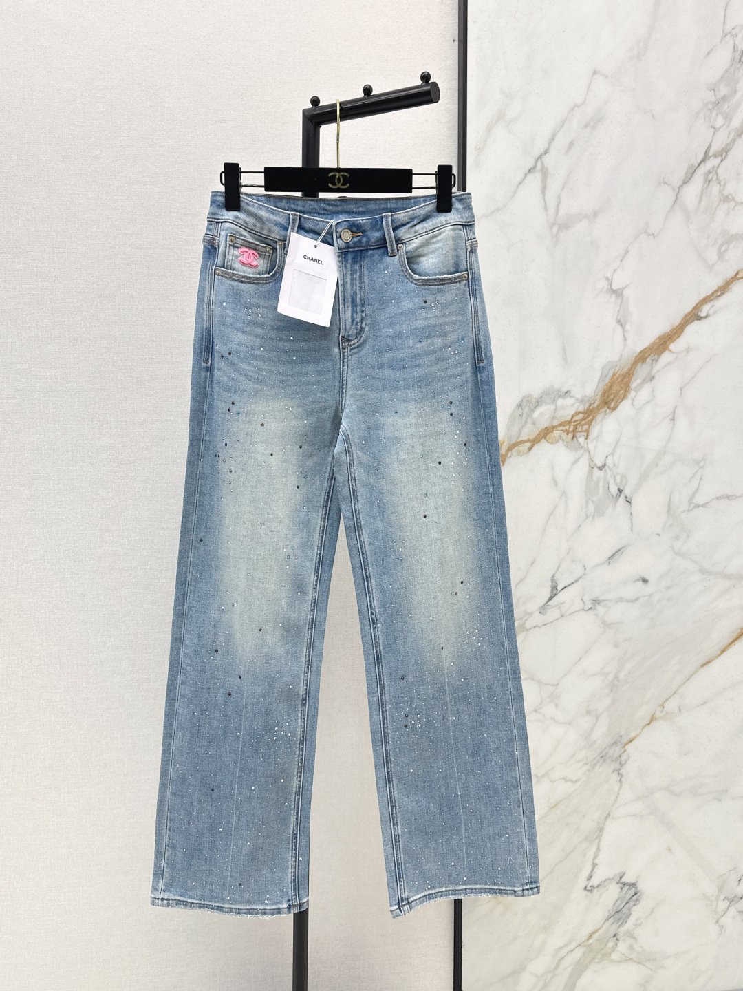 NO:752668,C's 26Ss - the latest straight-leg jeans for early spring. The whole piece is three-dimensional. It is all-around exquisite and can be worn by celebrities. The upper body is super covered and slimming. The legs are super stretched. It is a great item to match. It is simple. It can be worn with a refreshing and fashionable sense of high-end. It is elegant and fashionable in daily life. It is very versatile. The color is very good-looking. The fabric is high-end and textured. A must-have for dates and shopping. One color ready for sale smlxlxxl,,chanel,jeans,19860909C家 26Ss————早春最新款直筒牛仔裤 整件立体剪裁 全方位精致做明星穿搭 上身超级遮肉显瘦 超拉腿部比例 巨好搭配的单品 简简单单 穿出清爽时髦的高级感 日常优雅又时髦巨百搭 颜色很好看 面料高级又有质感 约会逛街必备 一色色现货发售smlxlxxl,,chanel,jeans,,Women's clothing