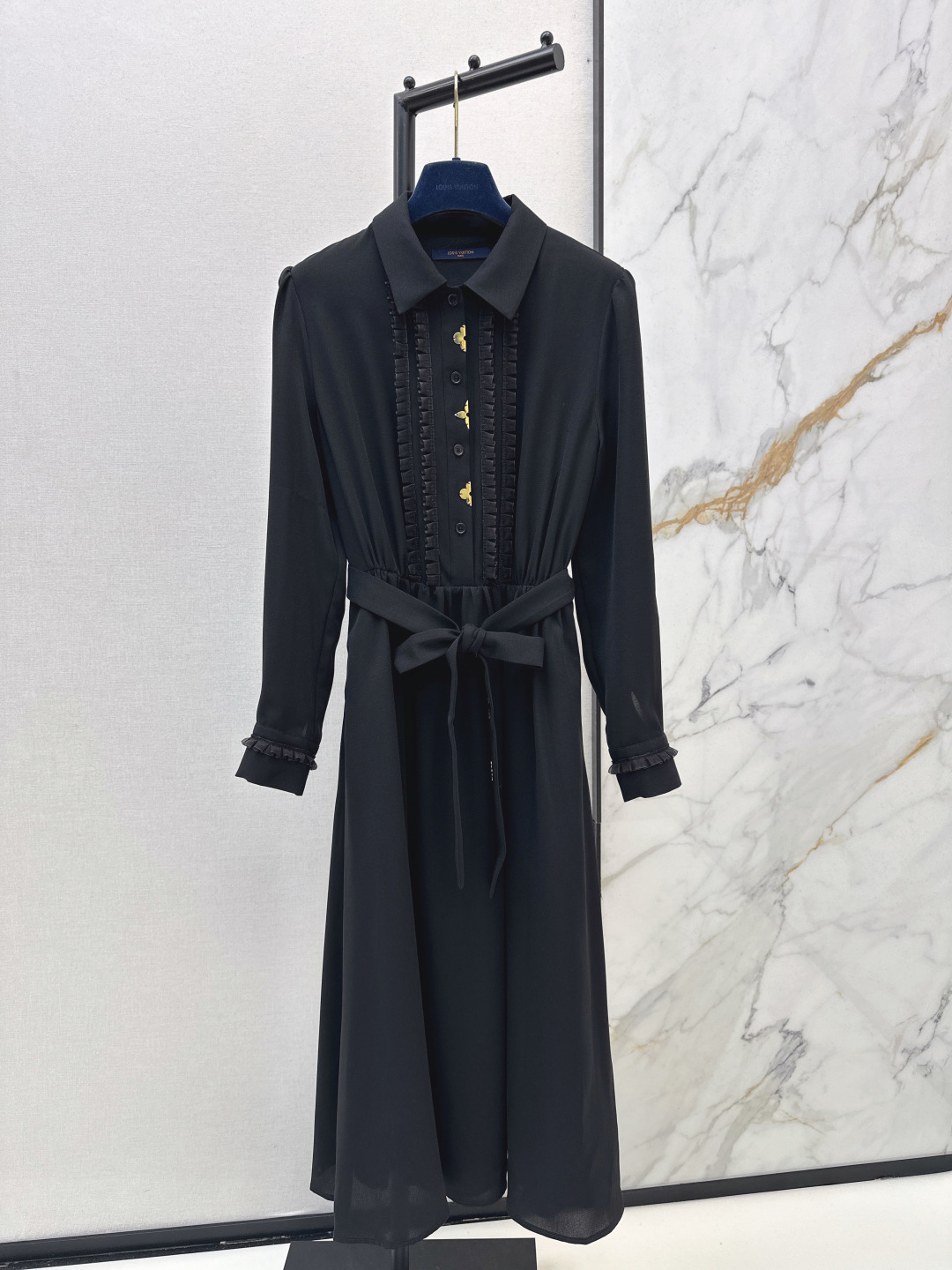 NO:752664,L's 26Ss - the latest long dress with hardware decoration for spring and summer. It conveys modern interest. The exclusive logo adds brand elements. The density is very high and the feel is super good. The similarity is very high. The details are perfect. The regular version. The upper body is not picky at all. It is simple and generous. One color ready for sale sml, louis vuitton, skirts,19860909L家 26Ss————春夏最新款五金装饰长款连衣裙 传递摩登意趣 专属标志再添品牌元素 密度很高手感超好 相似度极高 细节完美常规版型 上身完全不挑人简单大方 一色现货发售sml,,louis vuitton,skirts,,Women's clothing