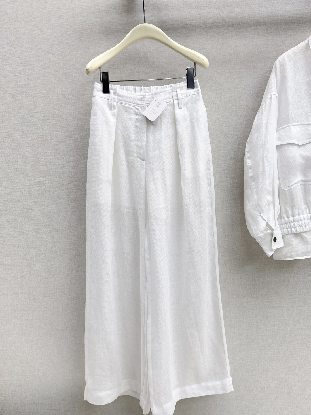 NO:752660,BC 26Ss————The latest long-term old-money style casual trousers for early spring. Imported ramie mesh fabric is light and breathable and has a great texture. Straight-leg wide-leg pants with elastic waist and ruffles are casual and chic. The minimalist design with copper chain decoration on the back waist is luxurious and not simple. Highly recommended for personal use. The upper body is smart and elegant for commuting, and it is easy to control and interpret different styles. One color is available for sale sml,,19860909BC 26Ss————早春最新款长期主义老钱风穿搭休闲西裤 进口苎麻网眼布面料轻薄透气质感超赞 松紧腰褶饰直筒阔腿裤随性潇洒 后腰铜链装饰极简主义设计奢华不简 强烈推荐自留款 上身干练优雅通勤穿搭轻松驾驭演绎不同风 一色现货发售sml,,,Women's clothing