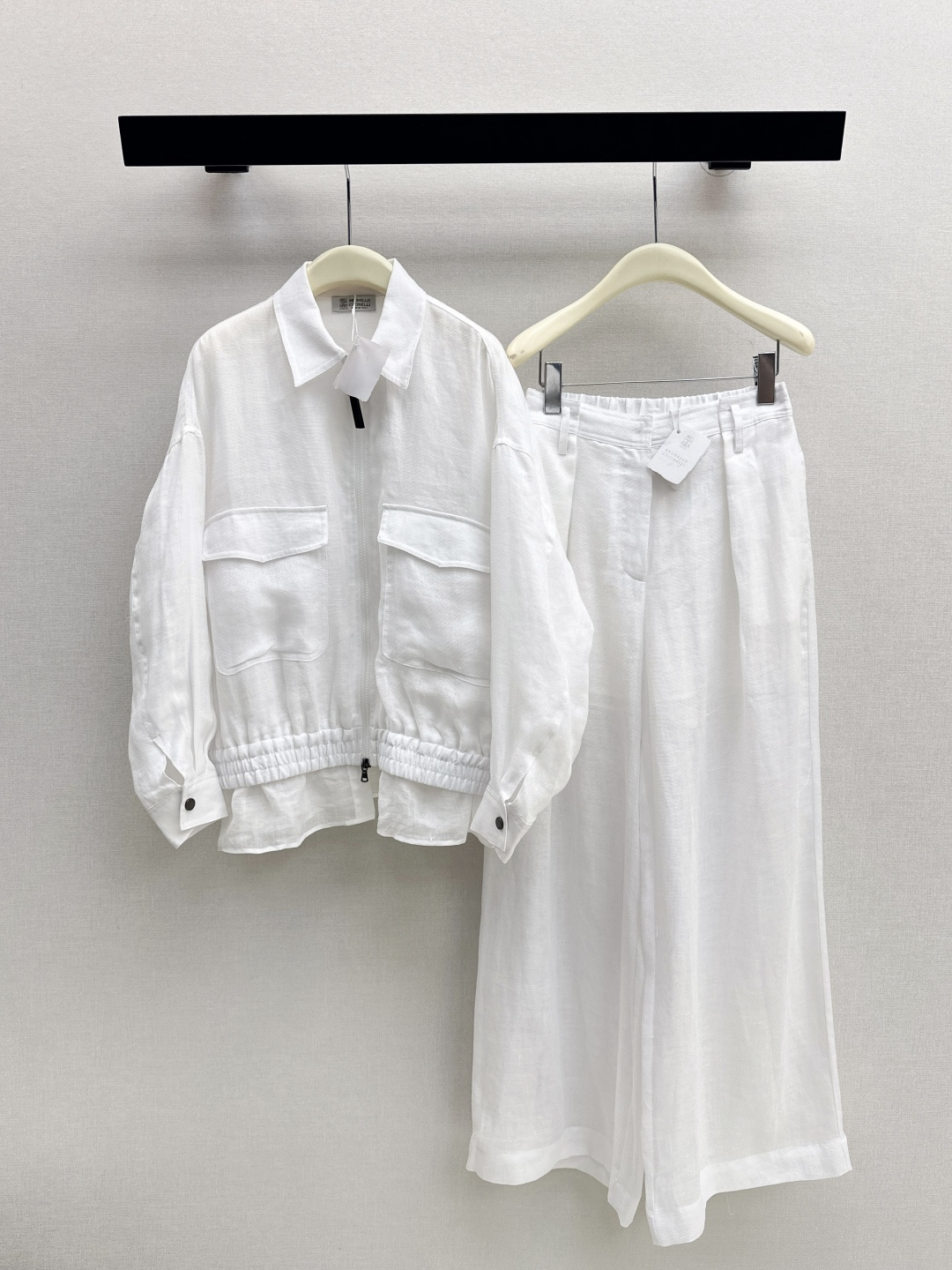 NO:752658,BC 26Ss————The latest long-term old-money style fake two-piece casual jacket in early spring. Imported ramie mesh fabric is light, breathable and has a great texture. Dropped shoulders, loose version, casual and unrestrained. Elastic hem ruffle design, easy to control and interpret different styles for commuting. One color ready for sale sml,,jackets & coats,19860909BC 26Ss————早春最新款长期主义老钱风穿搭假两件式休闲外套 进口苎麻网眼布面料轻薄透气质感超赞落肩宽松版型随性潇洒 松紧下摆荷叶边设计通勤穿搭轻松驾驭演绎不同风格 一色现货发售sml,,jackets & coats,,Women's clothing