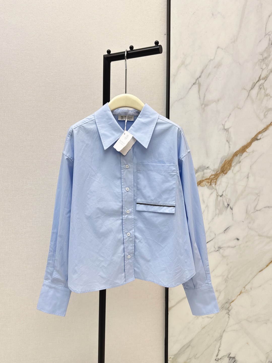 NO:752656,BC 26Ss————The latest long-term short shirt for spring and summer. The copper chain decorated front pocket design is simple and low-key in Italian style. The minimalist style loose version design is casual and advanced. The short version is not flattering and looks slimming on the upper body. The texture of imported pure cotton fabric is awesome. The three-dimensional tailoring process is perfect. It is a cool and handsome casual commuting wardrobe essential item. Two colors are available for sale sml,, shirts,19860909BC 26Ss————春夏最新款长期主义短款衬衫 铜链装饰前袋设计意式简约低调 极简主义风宽松版型设计随性高级 短款版型不挑人上身巨显瘦 进口纯棉面料质感超赞 立体剪裁工艺完美 飒爽帅气休闲通勤衣橱必备单品 两色现货发售sml,,shirts,,Women's clothing