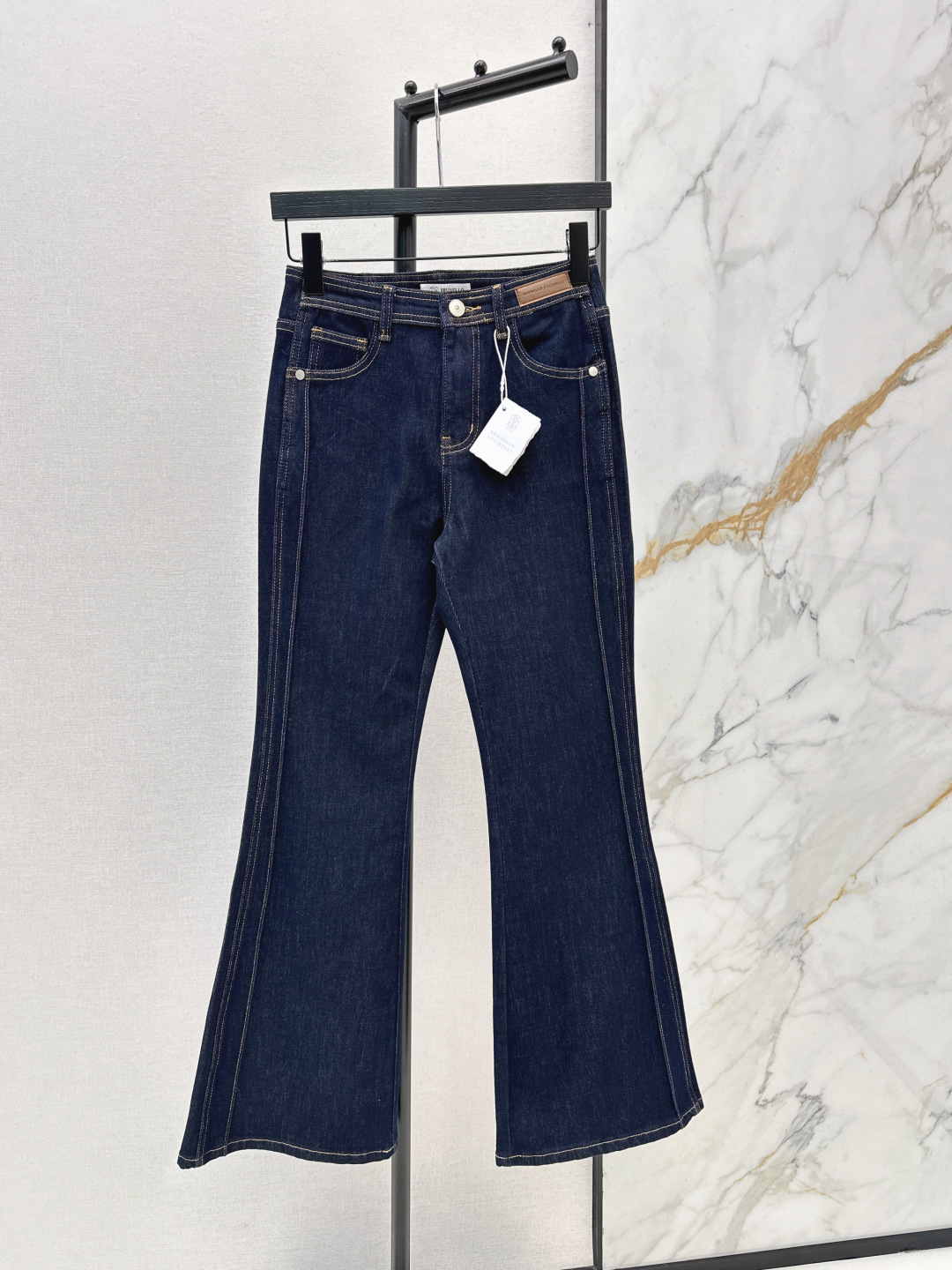 NO:752653,A must-have style for those with long legs, Bc 26Ss - the latest mid-waist bootcut jeans with leather brand decorations for spring and summer. The original color + white denim is super versatile and can be worn a lot. It is a style that will never go out of style. The version is slim and bootcut. The fabric is elastic and the upper body is super slim. The effect of lifting hips and slimming waist is obvious. You can have long legs immediately. Two colors are available for sale sml,,jeans,19860909长腿精必备款 Bc 26Ss————春夏最新款皮牌装饰中腰微喇牛仔裤 原色系+白色系牛仔超级百搭 百穿不厌 是永远不会过时的款式 版型是修身微喇剪裁 面料带有弹性 上身超级显瘦 提臀瘦腰效果明显 长腿立即拥有 两色现货发售sml,,jeans,,Women's clothing